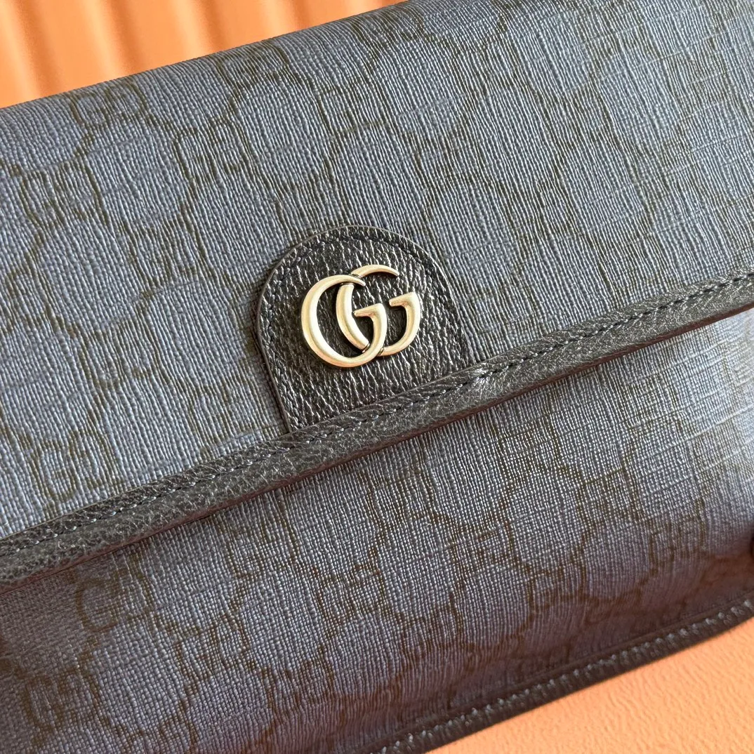 p640. 📣📣📣【Original leather accessories🌈 Equipped with full counter packaging】🔥🔥 Ophidia series GG small waist bag. The Ophidia series combines the traditional essence of Gucci with modern design to present dazzling new works with ingenuity. This men's belt bag cleverly combines Double G hardware and GG Supreme canvas, a new interpretation of the classic material in gray and black. The waist strap is adjustable to create a variety of carrying options. Gray and black GG Supreme canvas, gray leather trim, palladium tone hardware, cotton and linen lining Double G, belt length adjustable from 52 to 81 cm, flap with magnetic snap closure, weight: approx. 0.37 kg. Model: 752597. Dimensions: 23.9(width) x 17(h) x 3.6cm(d) Color: blue/pvc. Made in Italy