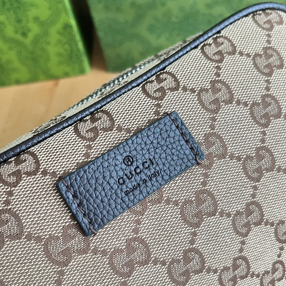 Actual shot #💰220 Style number: 449174 Apricot Brown Size: 22.5*15*4 Gucci canvas and leather double G printed zipper bag 🉑️Made as a chest bag🉑️Made as a waist bag Can be worn cross-body for both men and women, light to carry when going out, enough for daily necessities