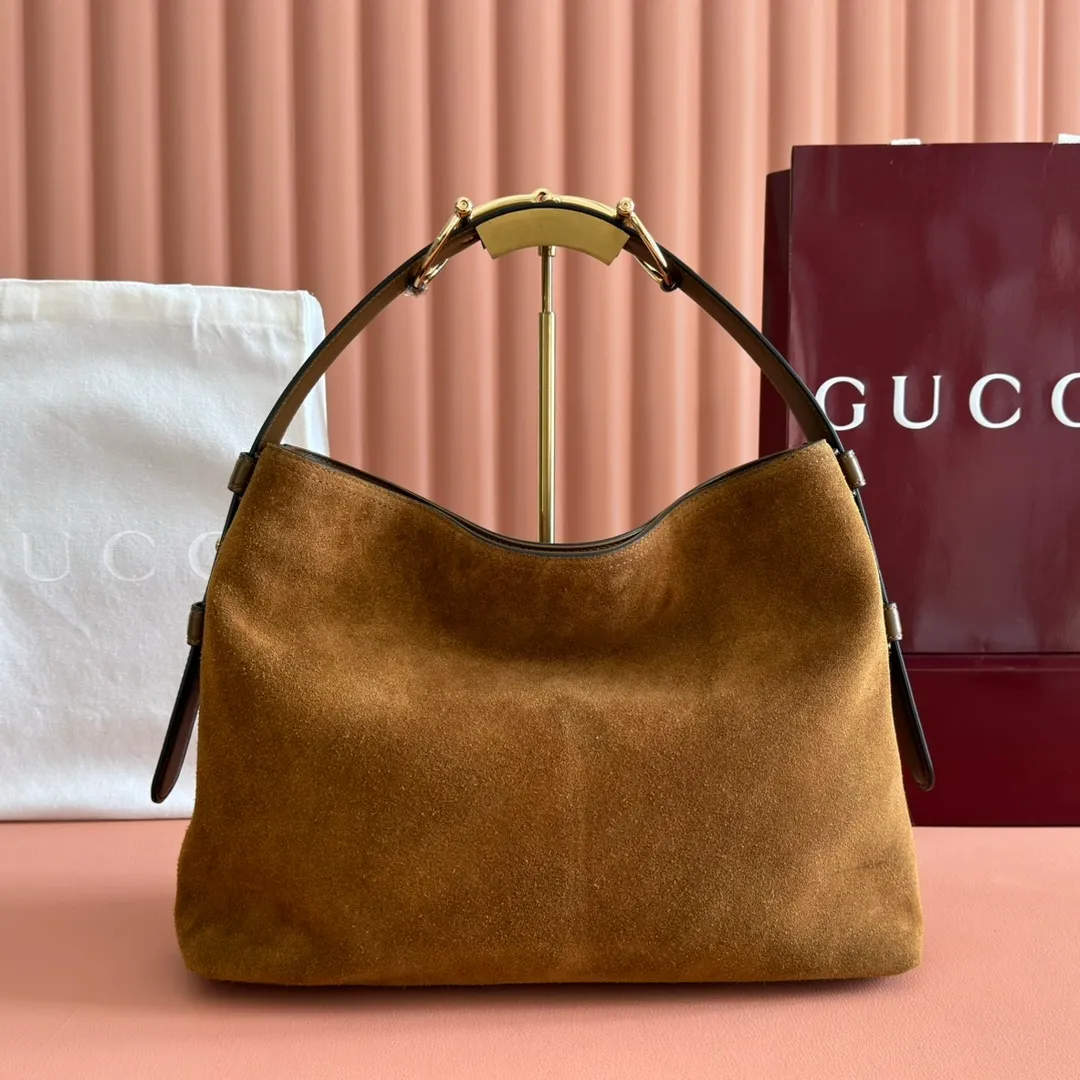 p1500. 💋💋💋【With full set of original counter packaging】2025 autumn and winter series, Gucci Beatrix series handbags adopt a casual silhouette, and the shoulder straps are decorated with iconic horsebit details to further enhance the fashion sense. Gold-toned accessories add to the sophisticated elegance of the design, and an interior zippered pocket keeps your belongings securely stored. Combining elegance and functionality, it easily accommodates daily essentials. Black soft glossy calfskin. Gold-tone hardware. Black cotton and linen blend lining. Horsebit detail on shoulder strap. Interior: Zip pocket. Shoulder strap: 21 cm high; 85 cm long. Ident: 850926. Dimensions: 35cm (width) x 27.5cm (height) x 11cm (depth) Weight: approx. 0.7kg Color: nubuck full leather. Made in Italy