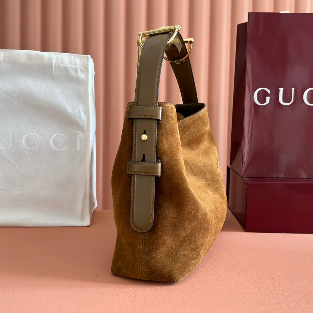 p1500. 💋💋💋【With full set of original counter packaging】2025 autumn and winter series, Gucci Beatrix series handbags adopt a casual silhouette, and the shoulder straps are decorated with iconic horsebit details to further enhance the fashion sense. Gold-toned accessories add to the sophisticated elegance of the design, and an interior zippered pocket keeps your belongings securely stored. Combining elegance and functionality, it easily accommodates daily essentials. Black soft glossy calfskin. Gold-tone hardware. Black cotton and linen blend lining. Horsebit detail on shoulder strap. Interior: Zip pocket. Shoulder strap: 21 cm high; 85 cm long. Ident: 850926. Dimensions: 35cm (width) x 27.5cm (height) x 11cm (depth) Weight: approx. 0.7kg Color: nubuck full leather. Made in Italy