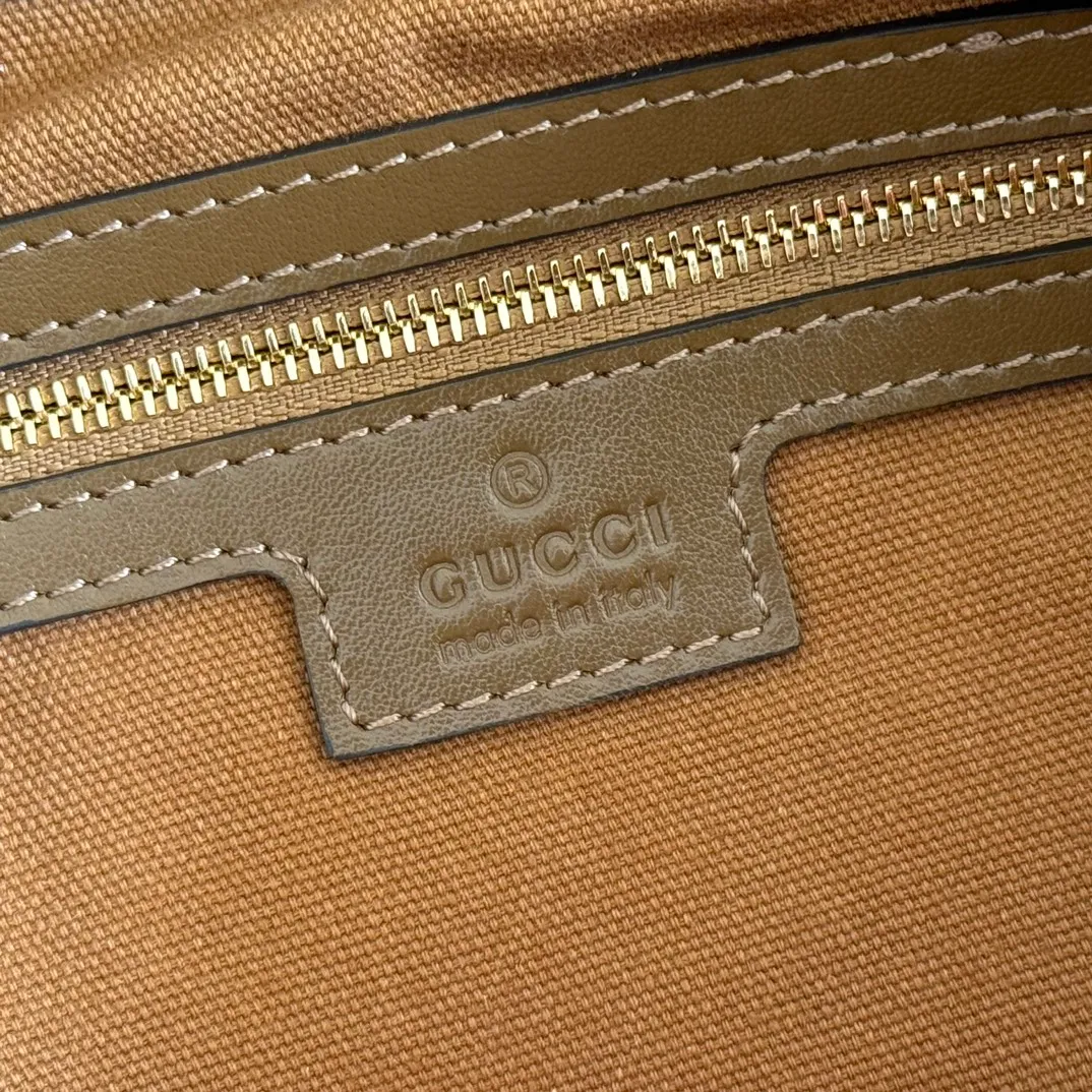 p1500. 💋💋💋【With full set of original counter packaging】2025 autumn and winter series, Gucci Beatrix series handbags adopt a casual silhouette, and the shoulder straps are decorated with iconic horsebit details to further enhance the fashion sense. Gold-toned accessories add to the sophisticated elegance of the design, and an interior zippered pocket keeps your belongings securely stored. Combining elegance and functionality, it easily accommodates daily essentials. Black soft glossy calfskin. Gold-tone hardware. Black cotton and linen blend lining. Horsebit detail on shoulder strap. Interior: Zip pocket. Shoulder strap: 21 cm high; 85 cm long. Ident: 850926. Dimensions: 35cm (width) x 27.5cm (height) x 11cm (depth) Weight: approx. 0.7kg Color: nubuck full leather. Made in Italy