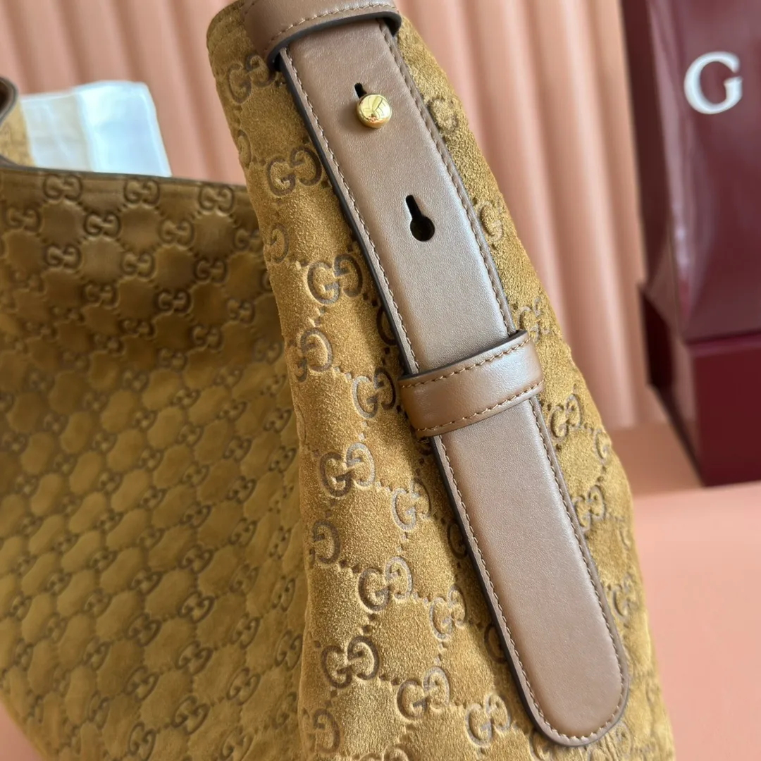 p1540. 💋💋💋【With full set of original counter packaging】2025 autumn and winter series, Gucci Beatrix series handbags adopt a casual silhouette, and the shoulder straps are decorated with iconic horsebit details to further enhance the fashion sense. Gold-toned accessories add to the sophisticated elegance of the design, and an interior zippered pocket keeps your belongings securely stored. Combining elegance and functionality, it easily accommodates daily essentials. Black soft glossy calfskin. Gold-tone hardware. Black cotton and linen blend lining. Horsebit detail on shoulder strap. Interior: Zip pocket. Shoulder strap: 21 cm high; 85 cm long. Ident: 850926. Dimensions: 35cm (width) x 27.5cm (height) x 11cm (depth) Weight: approx. 0.7kg Color: nubuck full leather. Made in Italy