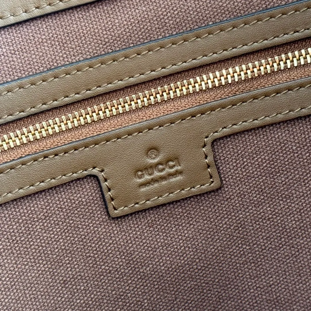 p1540. 💋💋💋【With full set of original counter packaging】2025 autumn and winter series, Gucci Beatrix series handbags adopt a casual silhouette, and the shoulder straps are decorated with iconic horsebit details to further enhance the fashion sense. Gold-toned accessories add to the sophisticated elegance of the design, and an interior zippered pocket keeps your belongings securely stored. Combining elegance and functionality, it easily accommodates daily essentials. Black soft glossy calfskin. Gold-tone hardware. Black cotton and linen blend lining. Horsebit detail on shoulder strap. Interior: Zip pocket. Shoulder strap: 21 cm high; 85 cm long. Ident: 850926. Dimensions: 35cm (width) x 27.5cm (height) x 11cm (depth) Weight: approx. 0.7kg Color: nubuck full leather. Made in Italy
