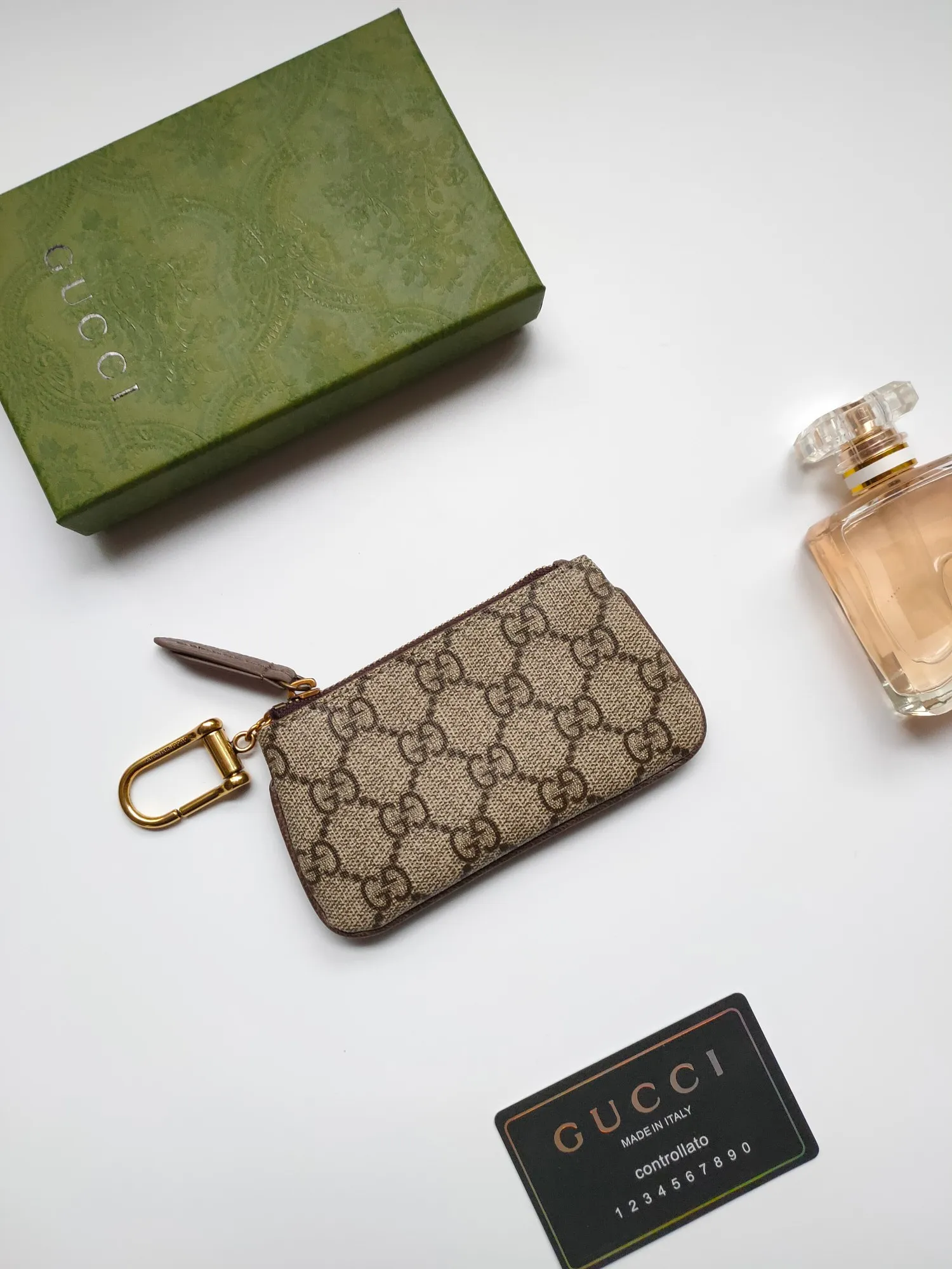 ￥130 GUCCI’s new small coin purse ~ lipstick bag! Made of imported cowhide and PVC! Paired with exquisite original factory hardware! Flexible and unique hook buckle, small and exquisite, with great effect. Model: 671722, size: 12x7.5x1.5cm.