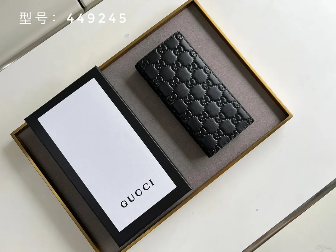 💰140 Top original version💎 GG big G embossed # Guccissima GG printed cowhide suit clip Bi-fold wallet Black suit clip looks slimmer but contains a lot of cards. You can fit as many as you like. There are 13 card slots, two banknote compartments and a photo frame~ If you are giving a male ticket, remember to put your photo in it:) The most important thing is the classic GG print. Model: 307774/473918 Size: 17.5*9cm