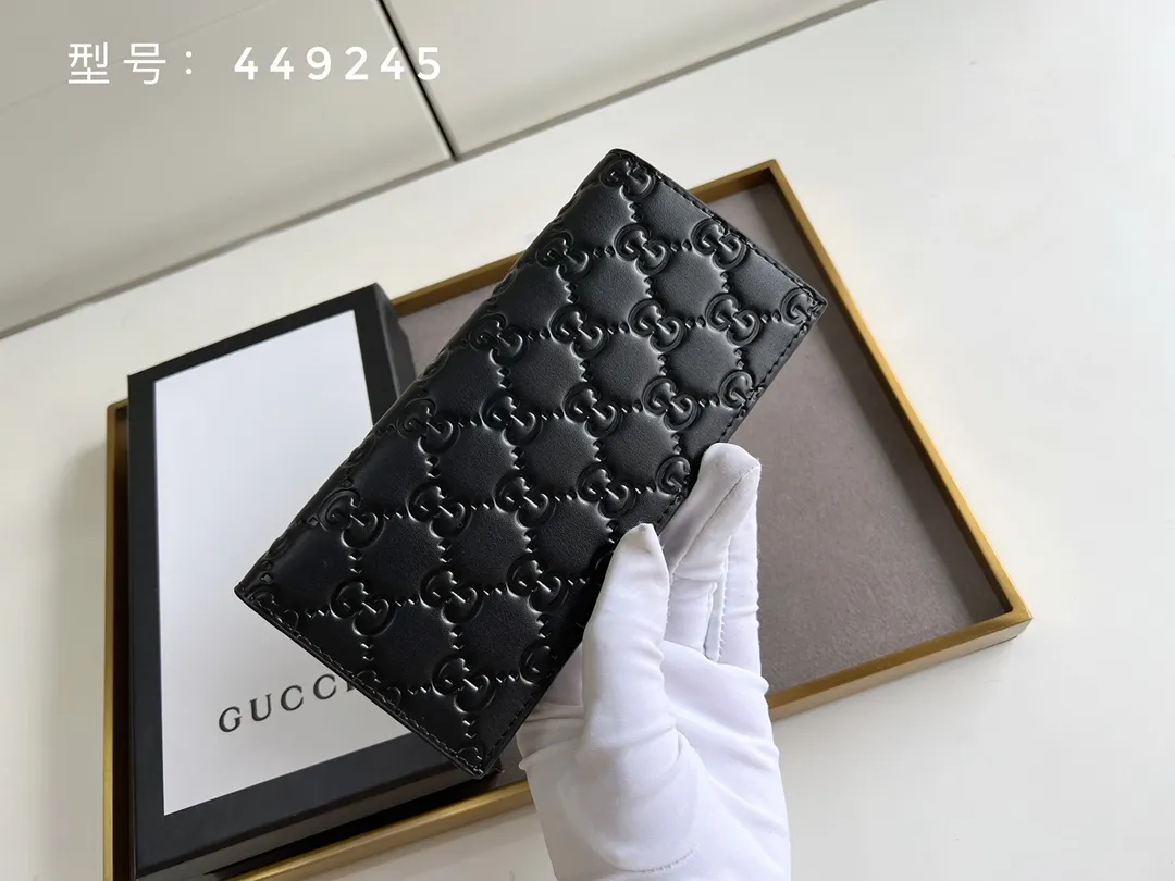💰140 Top original version💎 GG big G embossed # Guccissima GG printed cowhide suit clip Bi-fold wallet Black suit clip looks slimmer but contains a lot of cards. You can fit as many as you like. There are 13 card slots, two banknote compartments and a photo frame~ If you are giving a male ticket, remember to put your photo in it:) The most important thing is the classic GG print. Model: 307774/473918 Size: 17.5*9cm