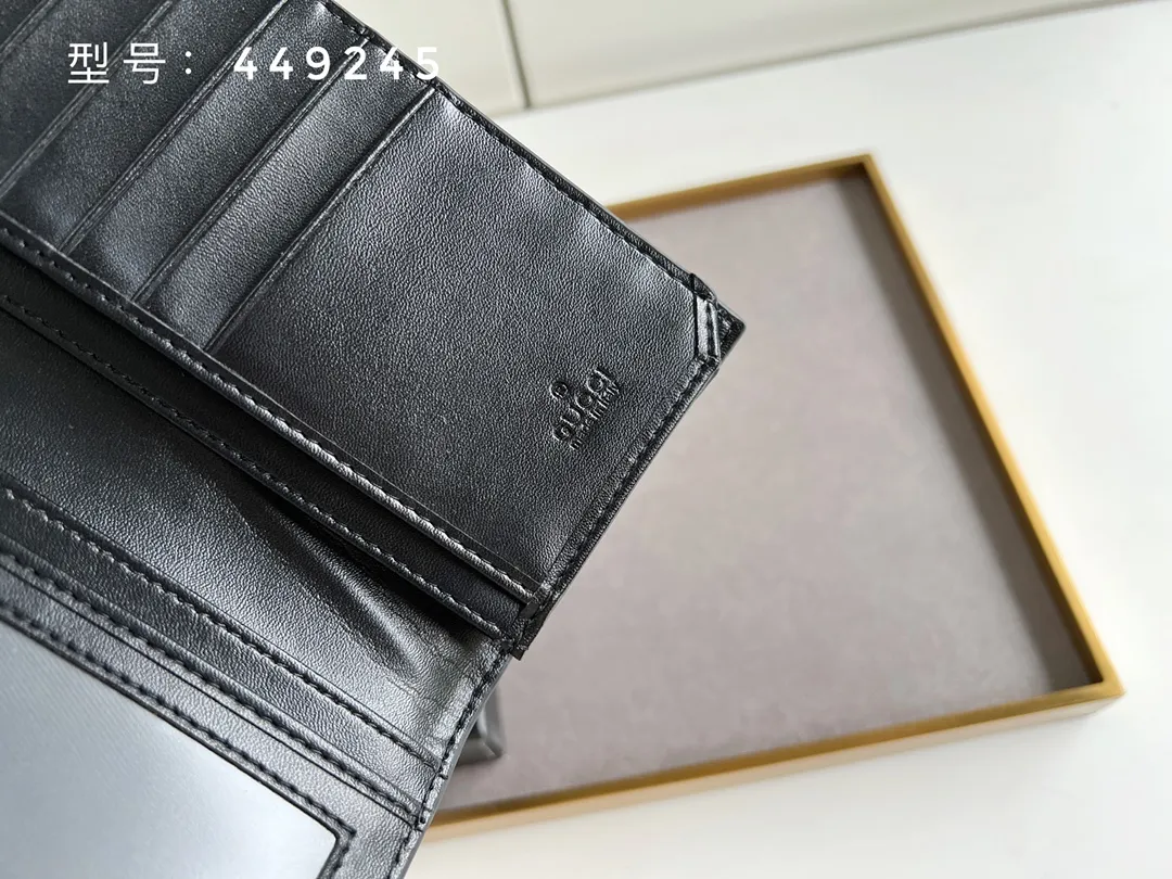 💰140 Top original version💎 GG big G embossed # Guccissima GG printed cowhide suit clip Bi-fold wallet Black suit clip looks slimmer but contains a lot of cards. You can fit as many as you like. There are 13 card slots, two banknote compartments and a photo frame~ If you are giving a male ticket, remember to put your photo in it:) The most important thing is the classic GG print. Model: 307774/473918 Size: 17.5*9cm