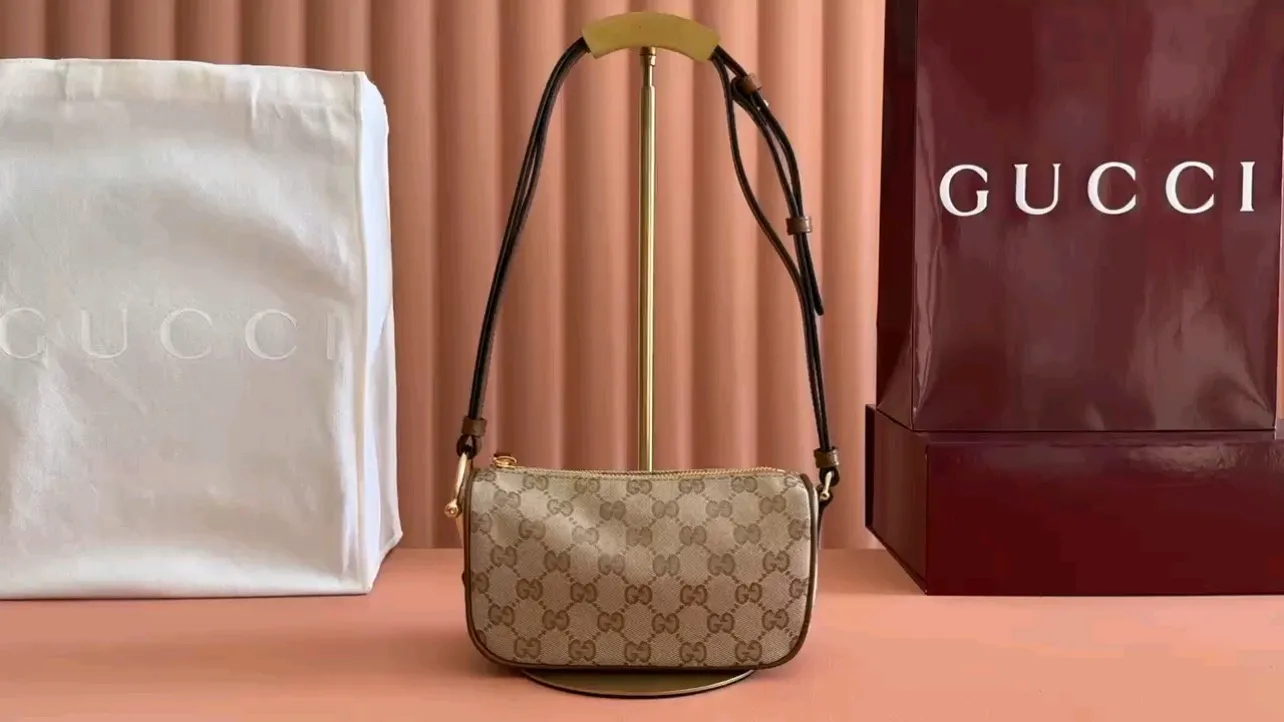 💋💋💋【New】Gucci Half Horsebit series small shoulder bag, pleated original leather is shipped, 🐍Model: 860784. Combination short video