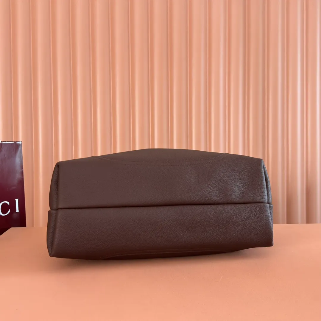💋💋💋p1760 This Gucci Softbit series shoulder bag is ingeniously integrated with the brand's classic equestrian style accessories in the shape of a large half-horse bit. This large shoulder bag comes with a removable clutch. Gucci Ankara red grained calf leather Light gold tone hardware Dark brown microfiber lining Half horsebit closure Interior: Detachable clutch Holds iPhone Pro Max/Plus, Airpods, long wallet and lipstick Shoulder strap: 20 cm high Magnetic closure Model number: 837466. Dimensions: 46cm (width) x 26cm (height) x 16cm (depth) Weight: approx. 1.4kg Color: dark brown/original leather. Made in Italy