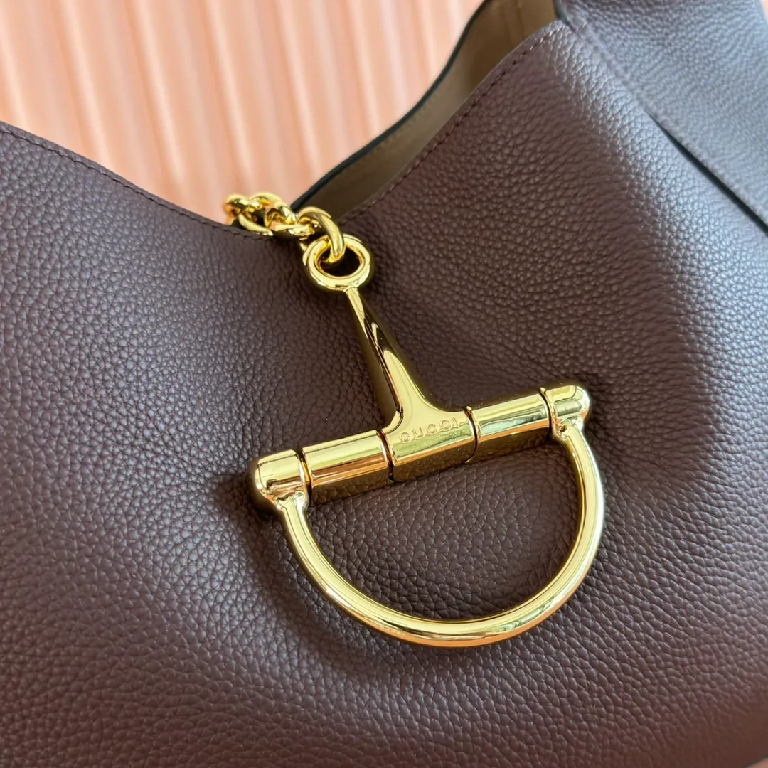 💋💋💋p1760 This Gucci Softbit series shoulder bag is ingeniously integrated with the brand's classic equestrian style accessories in the shape of a large half-horse bit. This large shoulder bag comes with a removable clutch. Gucci Ankara red grained calf leather Light gold tone hardware Dark brown microfiber lining Half horsebit closure Interior: Detachable clutch Holds iPhone Pro Max/Plus, Airpods, long wallet and lipstick Shoulder strap: 20 cm high Magnetic closure Model number: 837466. Dimensions: 46cm (width) x 26cm (height) x 16cm (depth) Weight: approx. 1.4kg Color: dark brown/original leather. Made in Italy