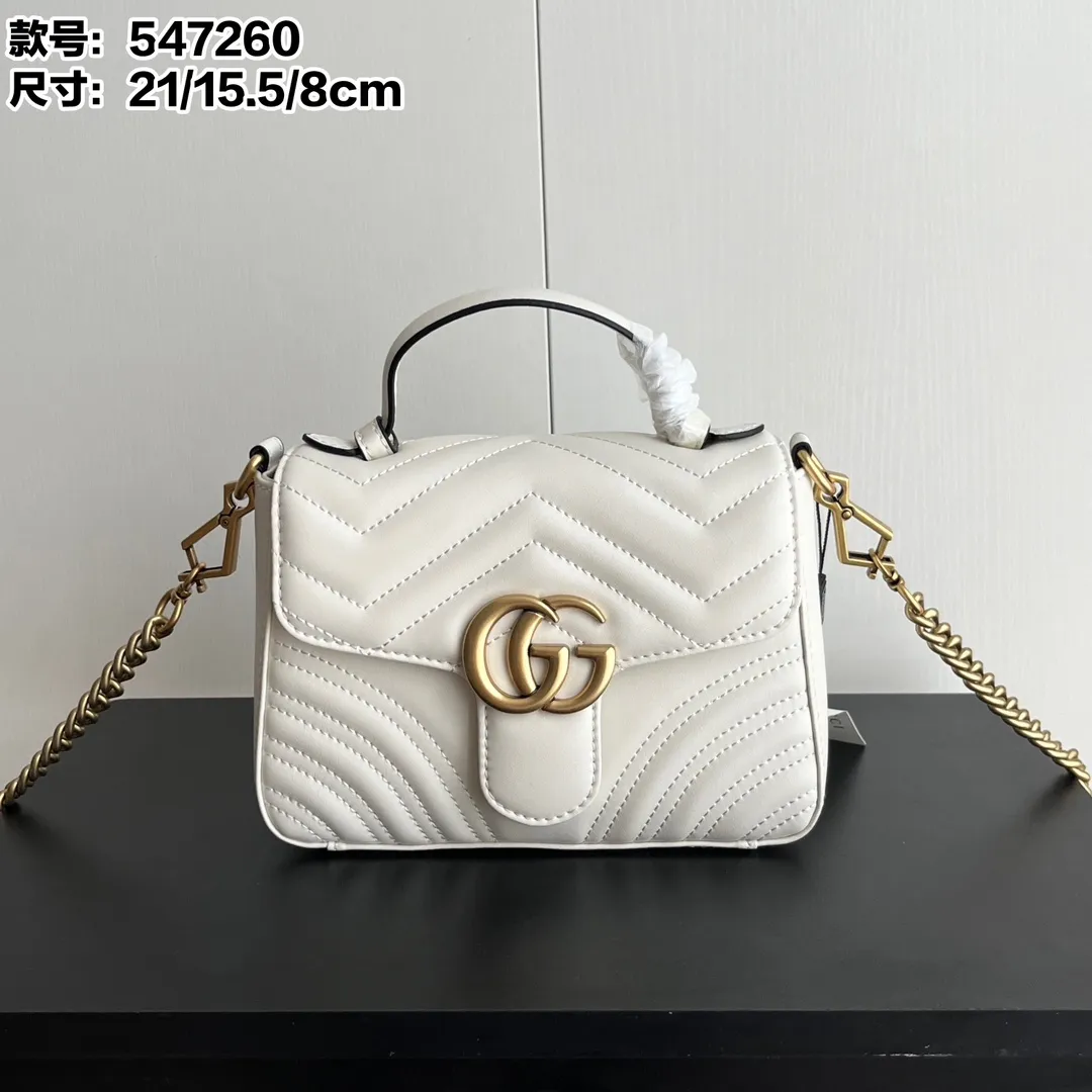 Actual shot #💰320 Style number: 547260 Size: 21*15.5*8cm GG Marmont mini messenger bag is still in the limelight this year. The iconic double G logo carries Gucci’s literary and romantic story. The new mini series is a vivid interpretation of retro and gorgeousness. It is so cute ~ Hand-held ✅ One-shoulder ✅ Cross-body ✅