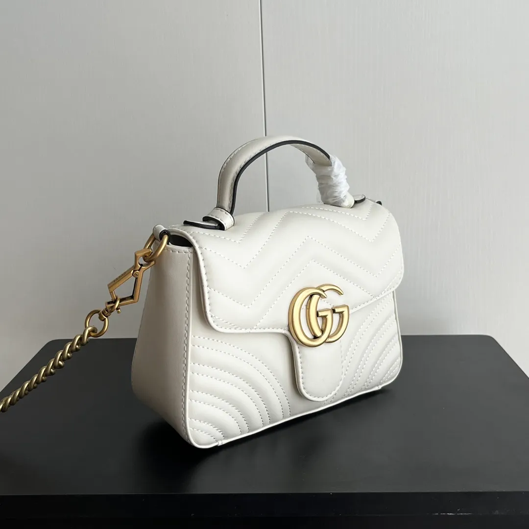 Actual shot #💰320 Style number: 547260 Size: 21*15.5*8cm GG Marmont mini messenger bag is still in the limelight this year. The iconic double G logo carries Gucci’s literary and romantic story. The new mini series is a vivid interpretation of retro and gorgeousness. It is so cute ~ Hand-held ✅ One-shoulder ✅ Cross-body ✅