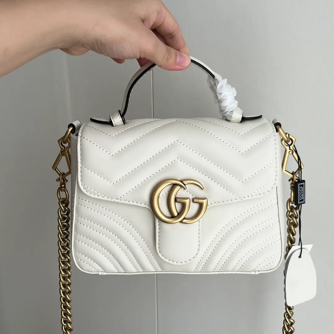 Actual shot #💰320 Style number: 547260 Size: 21*15.5*8cm GG Marmont mini messenger bag is still in the limelight this year. The iconic double G logo carries Gucci’s literary and romantic story. The new mini series is a vivid interpretation of retro and gorgeousness. It is so cute ~ Hand-held ✅ One-shoulder ✅ Cross-body ✅