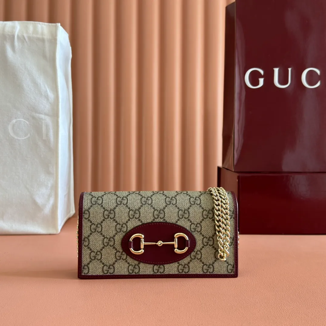 p600💋💋💋【Original Leather Counter Complete Packaging】Gucci Horsebit 1955 Series This Gucci Horsebit 1955 series handbag is made of beige PVC fabric, with unique rice rubber leather piping, giving the archive design a new charm. This handbag inherits the lines and shape of the product more than 60 years ago, cleverly blending classic details with modern spirit, highlighting the charm of the brand's iconic element, the horsebit. This small flap shoulder bag features an adjustable shoulder strap that allows you to convert it between shoulder and cross-body wear. Model: 621892. Size: 19*10*4cm. Color: burgundy/pvc.