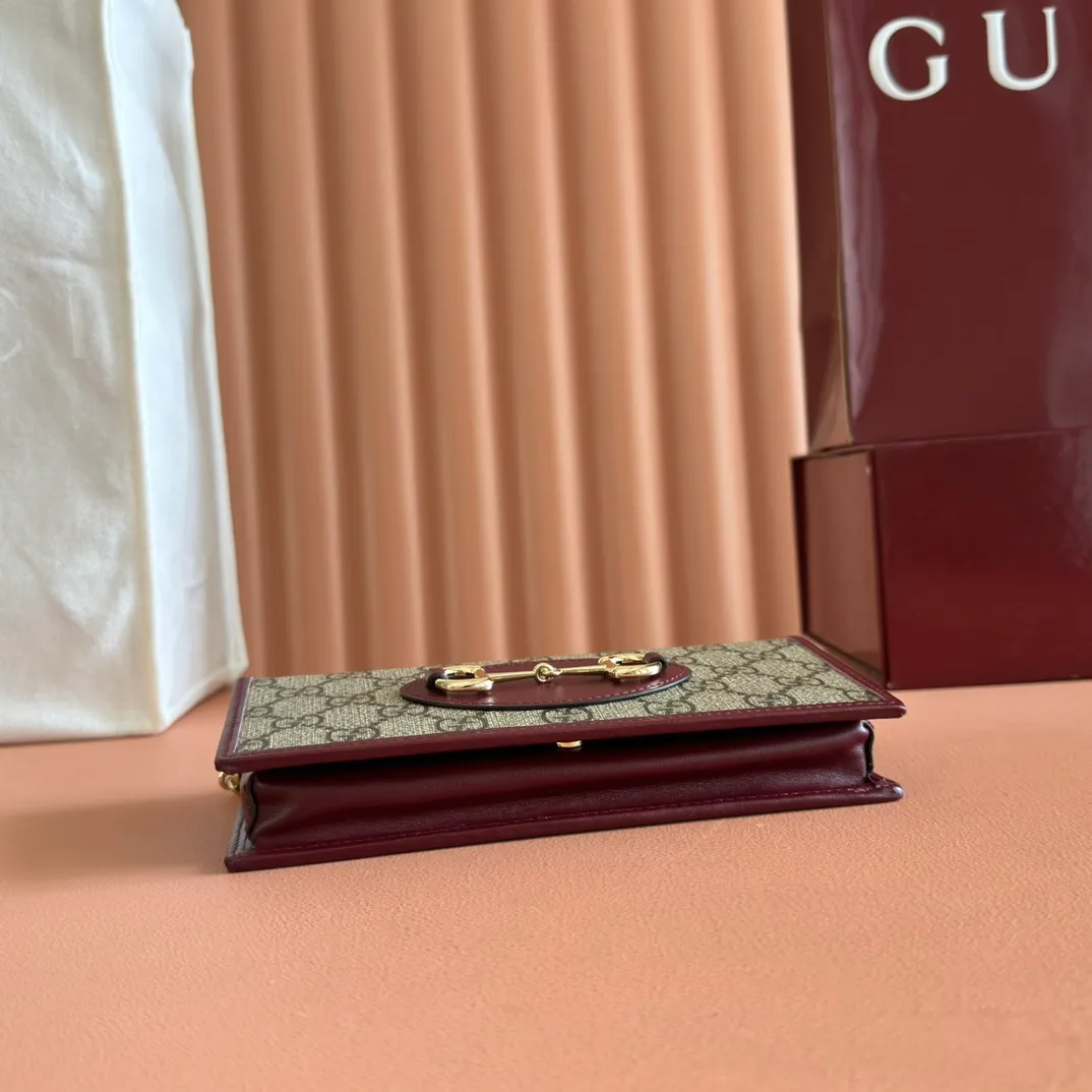 p600💋💋💋【Original Leather Counter Complete Packaging】Gucci Horsebit 1955 Series This Gucci Horsebit 1955 series handbag is made of beige PVC fabric, with unique rice rubber leather piping, giving the archive design a new charm. This handbag inherits the lines and shape of the product more than 60 years ago, cleverly blending classic details with modern spirit, highlighting the charm of the brand's iconic element, the horsebit. This small flap shoulder bag features an adjustable shoulder strap that allows you to convert it between shoulder and cross-body wear. Model: 621892. Size: 19*10*4cm. Color: burgundy/pvc.