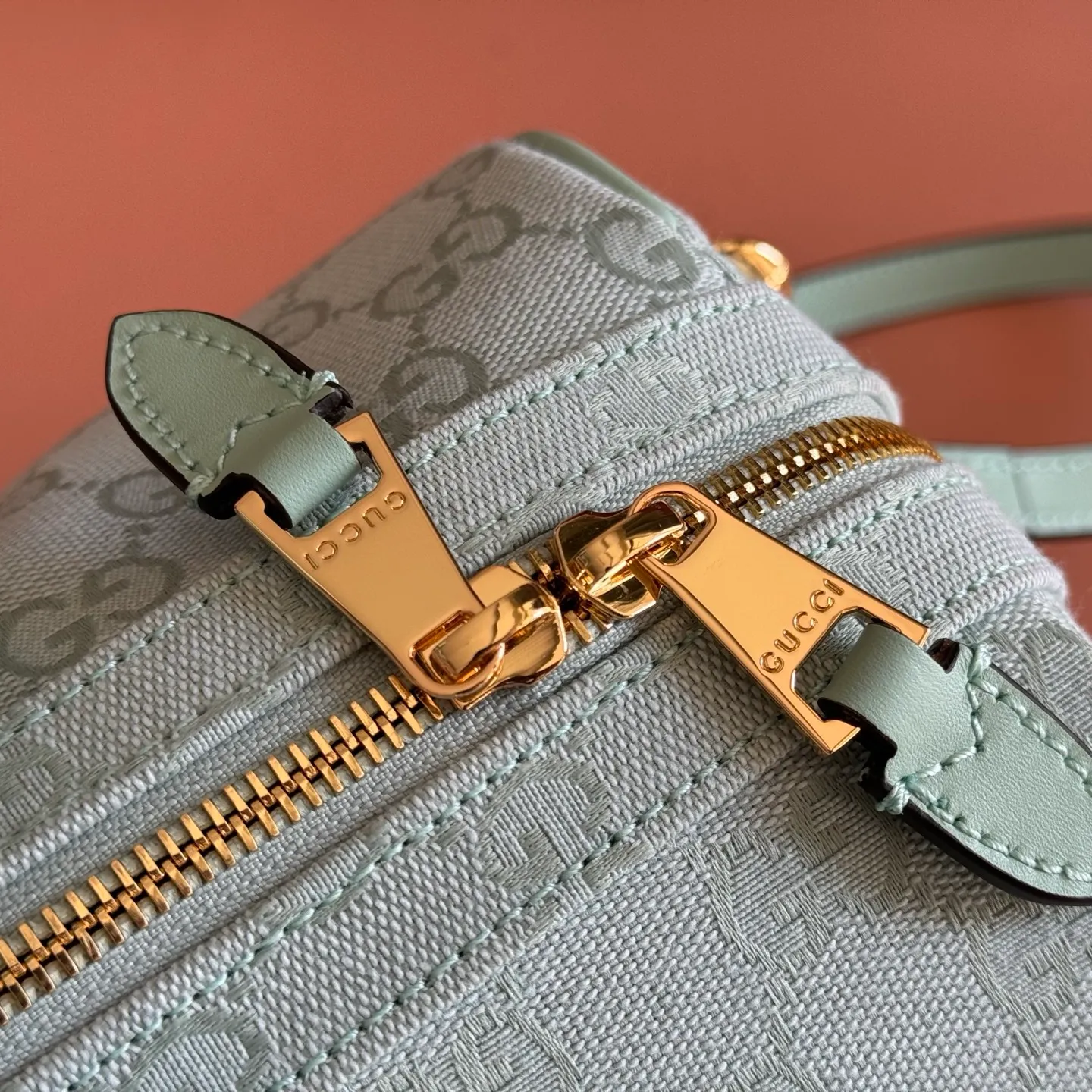 p1100💋💋💋【Original configuration counter complete package】🔥Ophidia series pays tribute to the brand heritage with iconic striped webbing and gold-toned double G elements. This Boston bag is made of GG canvas and uses novel colors to add color to this season's look. Pink GG canvas Pink leather piping Gold-tone hardware Pink cotton and linen lining Double G handles (10 cm high) Removable and adjustable leather shoulder strap (height: 48 cm) Zip closure Model number: 857595. Dimensions: 30cm (W) x 16cm (H) x 20cm (D) Weight: Approx. 1kg Colour: Green/Canvas.