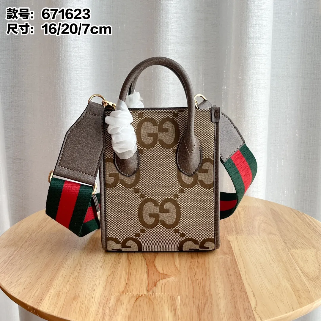 Actual shot #💰230 Model: 671623 Size: 16×20×7cm 𝙂𝙪𝙘𝙘𝙞 𝙍𝙚𝙩𝙧𝙤 Mini Tote Bag Shoulder Strap 🉑️ Adjustment Since the advent of Retro mini tote, the interlocking double G-straight has been one of the brand's iconic elements. Familiar brand symbols combined with leather details make this tote a centerpiece. The classic double G letter intertwined canvas material makes the entire design exude strong brand connotation.