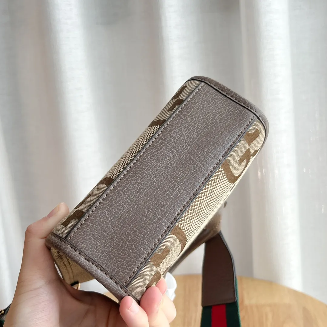 Actual shot #💰230 Model: 671623 Size: 16×20×7cm 𝙂𝙪𝙘𝙘𝙞 𝙍𝙚𝙩𝙧𝙤 Mini Tote Bag Shoulder Strap 🉑️ Adjustment Since the advent of Retro mini tote, the interlocking double G-straight has been one of the brand's iconic elements. Familiar brand symbols combined with leather details make this tote a centerpiece. The classic double G letter intertwined canvas material makes the entire design exude strong brand connotation.