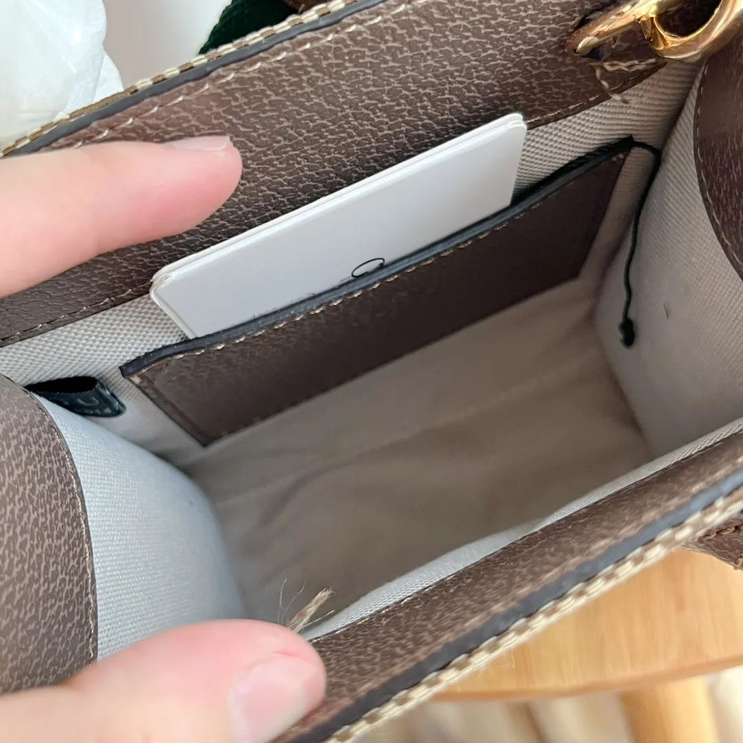 Actual shot #💰230 Model: 671623 Size: 16×20×7cm 𝙂𝙪𝙘𝙘𝙞 𝙍𝙚𝙩𝙧𝙤 Mini Tote Bag Shoulder Strap 🉑️ Adjustment Since the advent of Retro mini tote, the interlocking double G-straight has been one of the brand's iconic elements. Familiar brand symbols combined with leather details make this tote a centerpiece. The classic double G letter intertwined canvas material makes the entire design exude strong brand connotation.