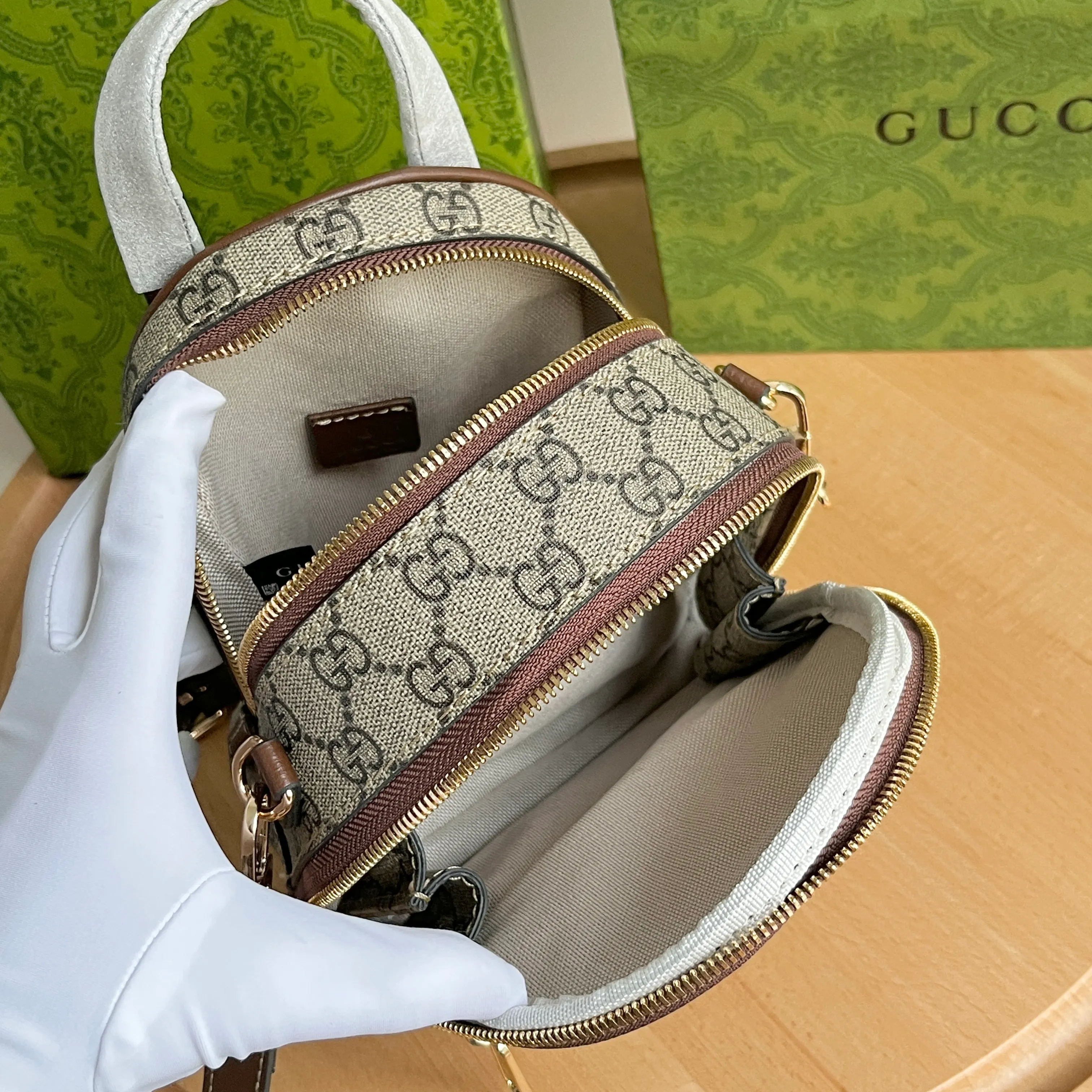 Actual shot #💰280 Style number: 725654 coffee Size: 15✖️19✖️8cm LV’s popular mini schoolbag Gucci also has it🤣🤣can be carried by hand, cross-body or carried on both shoulders! ! Even though it’s small, it can still hold a lot of stuff~ It has 3 pockets! Don’t look too good on your back when going out✌️