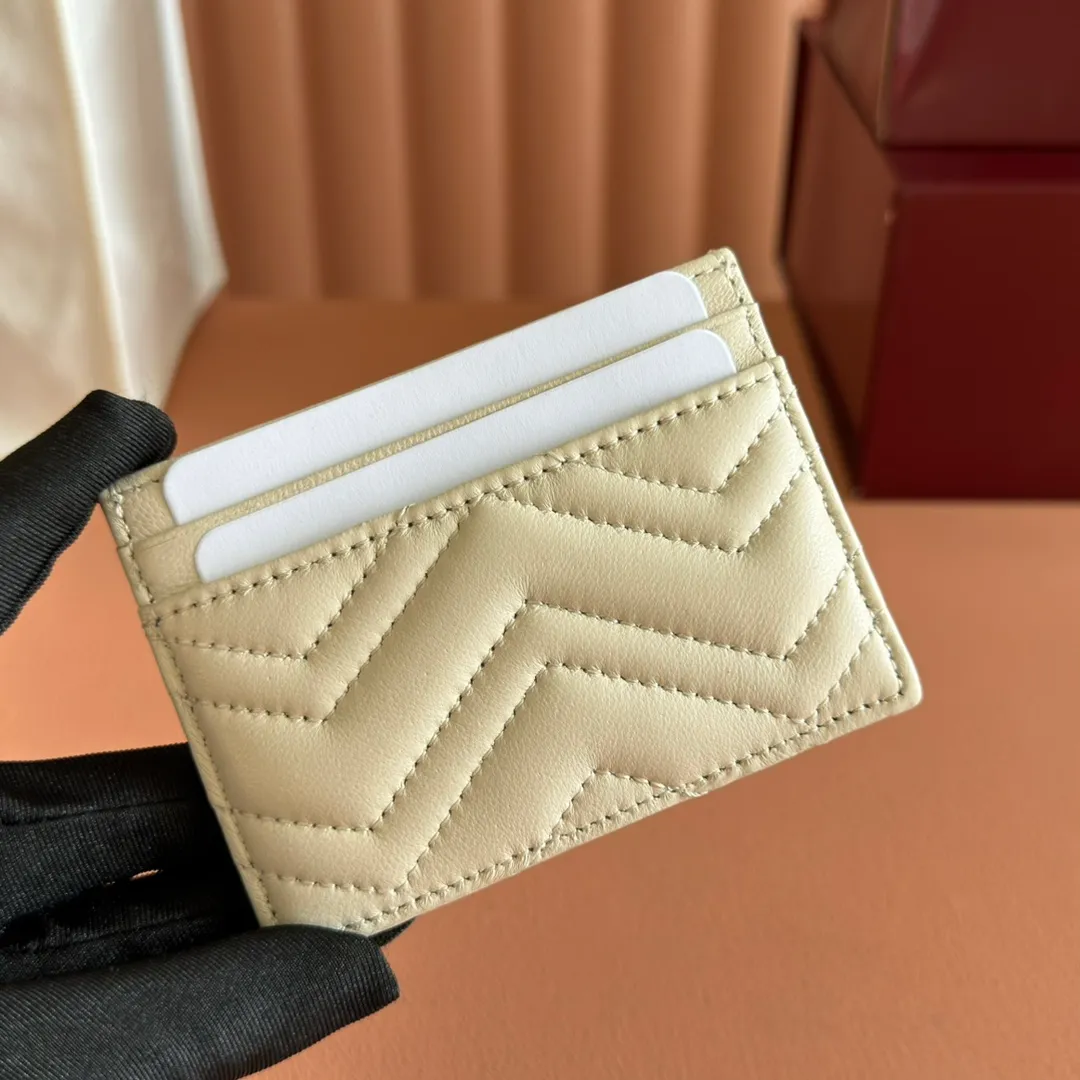 p280💋💋💋"With full set of original counter packaging" This GG Marmont series card holder is crafted from light blue V-shaped Matelassé cow leather. The bag has a crisp shape and is equipped with the iconic Double G accessories in silver tones. Light blue V-shaped Matelassé cow leather, silver-toned hardware, Double G, 4 card compartments, 1 open pocket. Model number: 443127. Dimensions: 10cm (width) x 7cm (height) Weight: approx. 65g