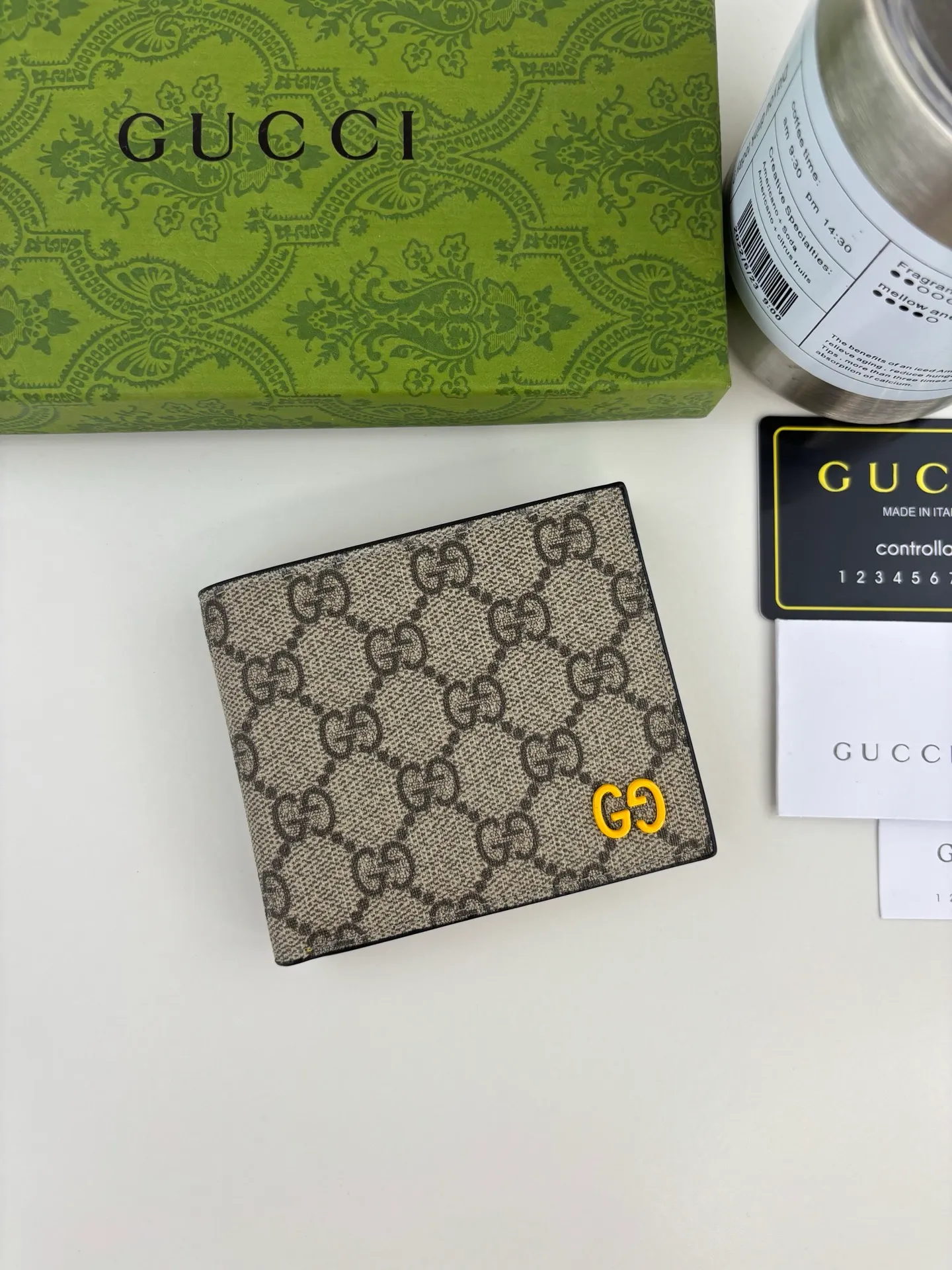 💰120 GUCCl Produced by Gujia! Gucci's small leather accessories push the boundaries of design, constantly reinterpreting classic pieces in a personalized way. This men's wallet combines classic GG Supreme brown canvas with yellow GG accessories to create a modern and stylish accessory. Style No.: 768243 Size: 11cm x 9cm Color: Brown/Yellow