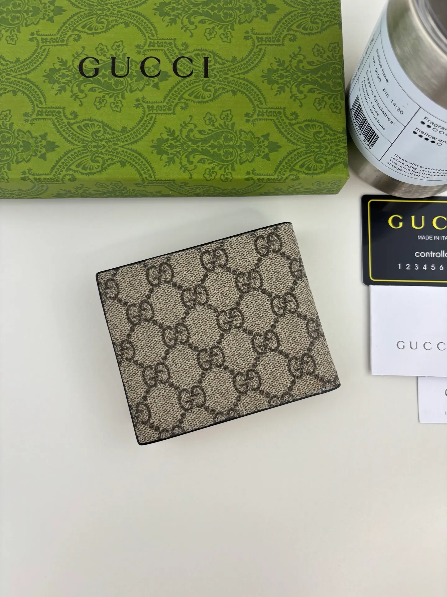💰120 GUCCl Produced by Gujia! Gucci's small leather accessories push the boundaries of design, constantly reinterpreting classic pieces in a personalized way. This men's wallet combines classic GG Supreme brown canvas with yellow GG accessories to create a modern and stylish accessory. Style No.: 768243 Size: 11cm x 9cm Color: Brown/Yellow