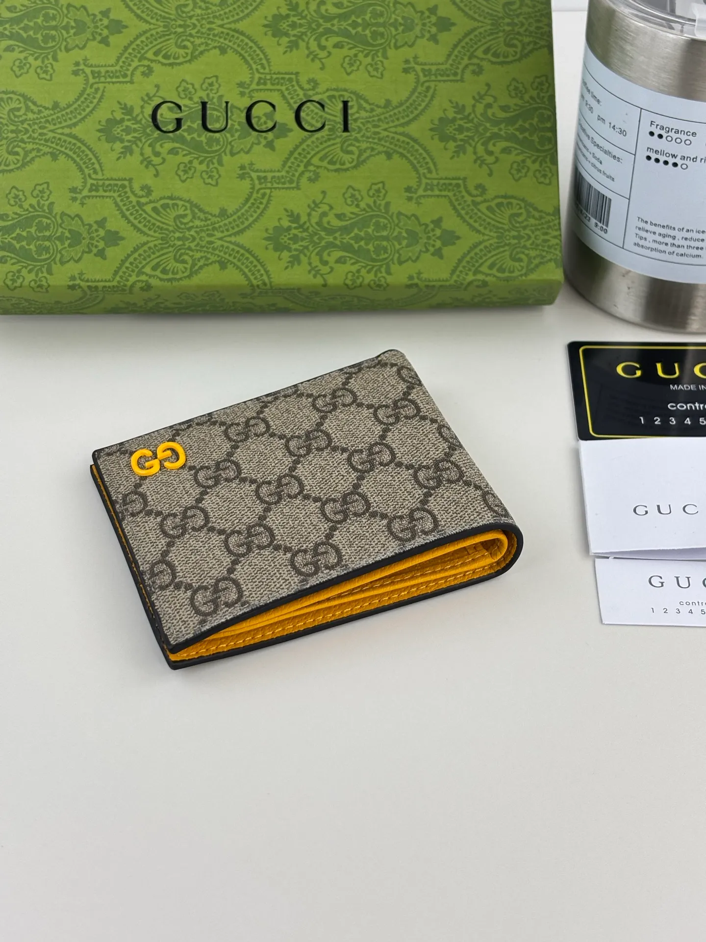 💰120 GUCCl Produced by Gujia! Gucci's small leather accessories push the boundaries of design, constantly reinterpreting classic pieces in a personalized way. This men's wallet combines classic GG Supreme brown canvas with yellow GG accessories to create a modern and stylish accessory. Style No.: 768243 Size: 11cm x 9cm Color: Brown/Yellow