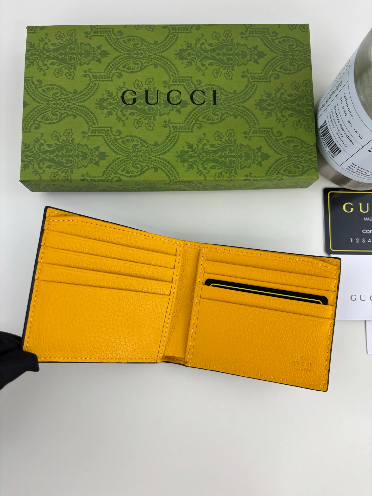 💰120 GUCCl Produced by Gujia! Gucci's small leather accessories push the boundaries of design, constantly reinterpreting classic pieces in a personalized way. This men's wallet combines classic GG Supreme brown canvas with yellow GG accessories to create a modern and stylish accessory. Style No.: 768243 Size: 11cm x 9cm Color: Brown/Yellow