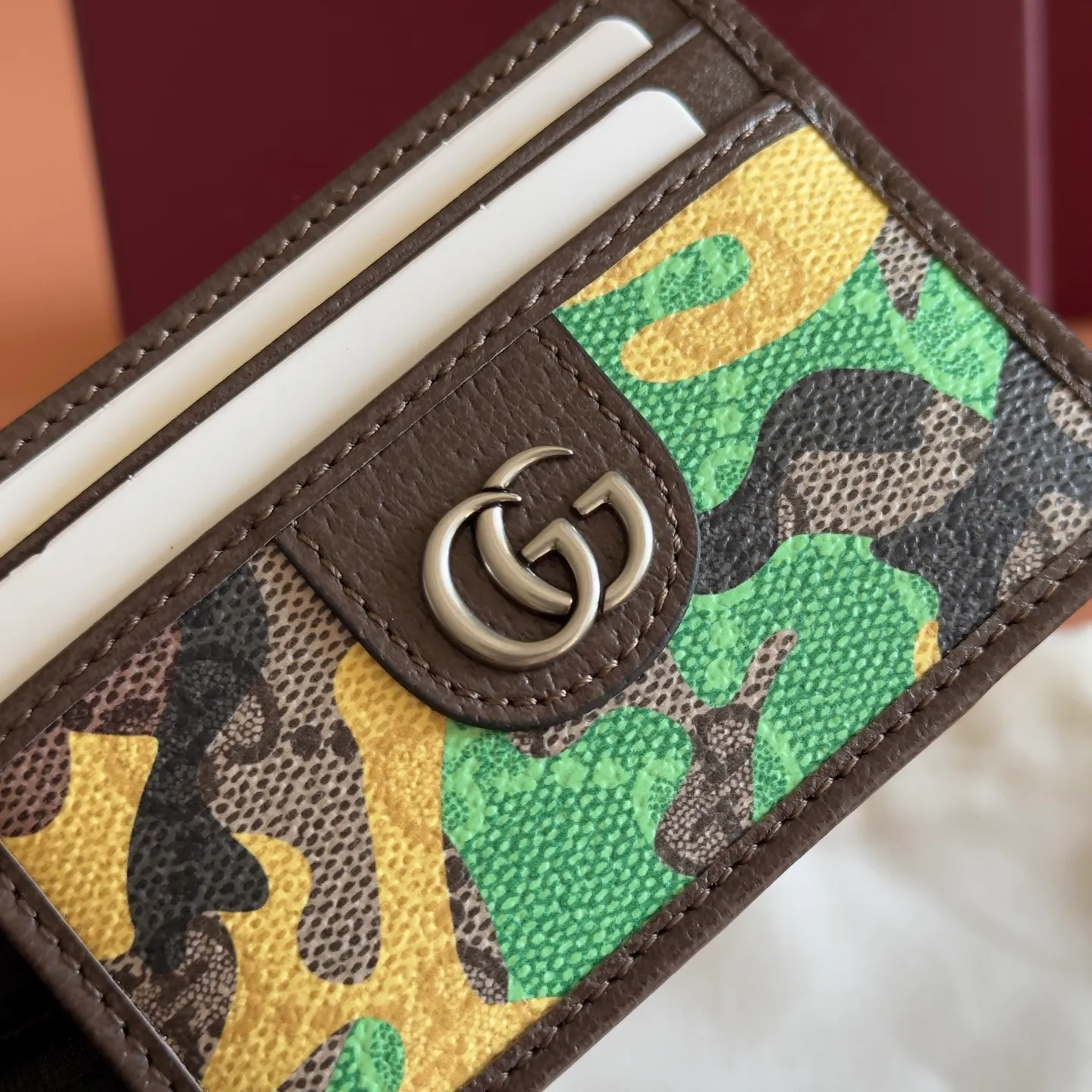 p300. 💋💋💋【With full set of original counter packaging】Vivid camouflage combined with unique color matching, a new interpretation of the classic GG pattern. This card holder is made of coated fabric with a marbled GG monogram pattern and features Double G details. Green and yellow camouflage marbled GG monogram coated fabric Brown leather trim Palladium tone hardware Brown taffeta lining Double G Web detail Interior: 1 open compartment Exterior: 4 card compartments Ident No.: 834795. Dimensions: 11cm (width) x 7cm (height) Weight: approx. 30g Color: green camouflage/pvc. Made in Italy