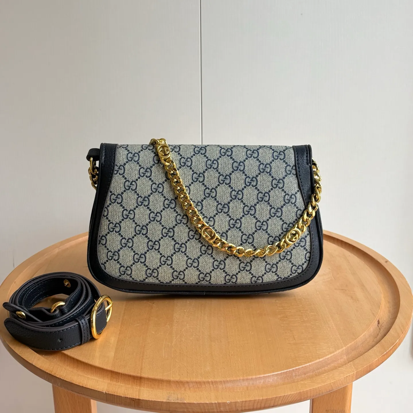 Actual shot #💰360 Style number: 699268 blue gold Size: 28/16/4cm 𝐁𝐥𝐨𝐧𝐝𝐢𝐞 series shoulder bag canvas. Retro elements meet archive details, paying tribute to the charming fashion that permeated the "March of Love" fashion show. This shoulder bag is made of GG Supreme canvas with a delicate chain strap design, exuding a classic and timeless elegance. The round structure pays homage to the collection's charm with a renewed style, and the historic Guccio Gucci monogram enhances the style of the entire piece.