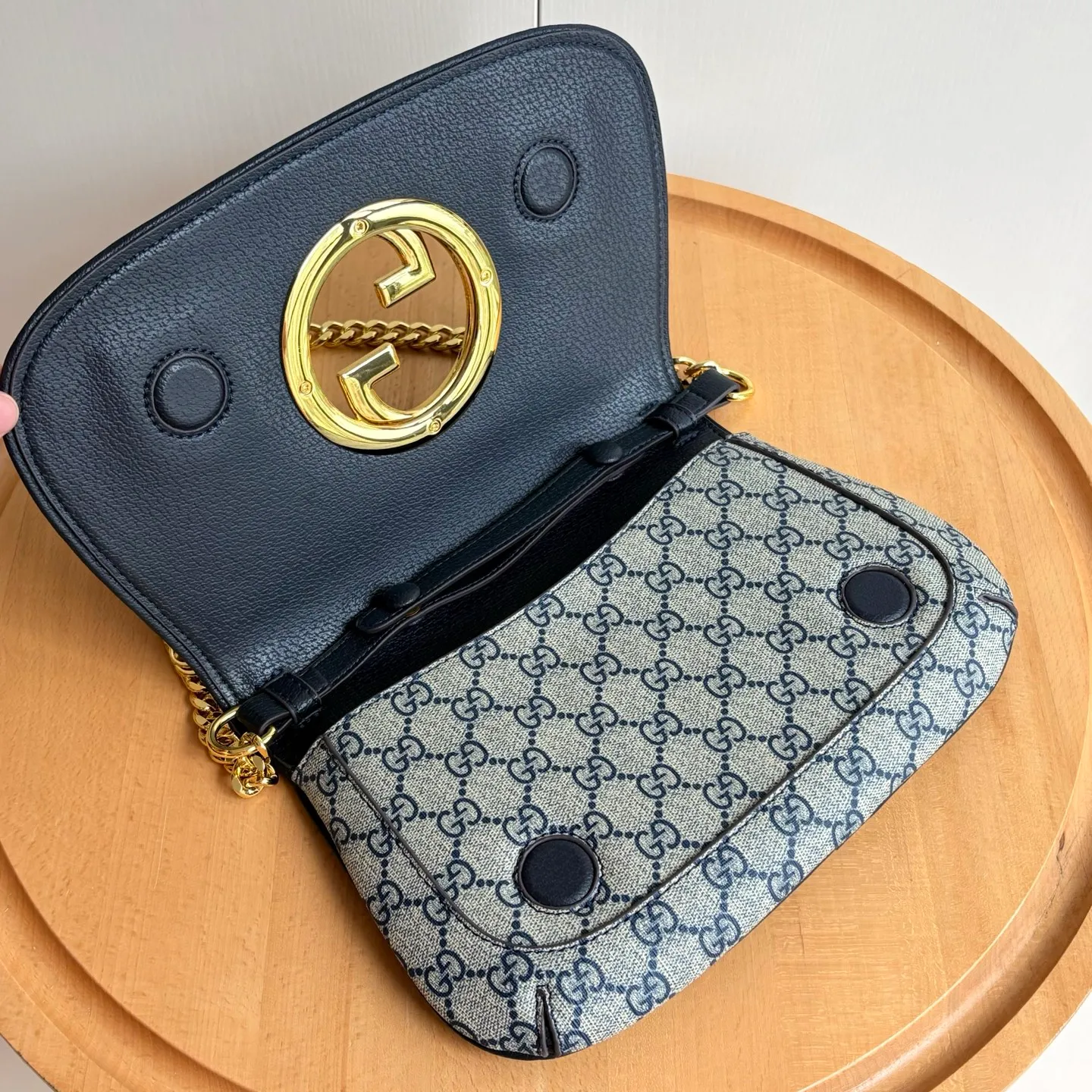 Actual shot #💰360 Style number: 699268 blue gold Size: 28/16/4cm 𝐁𝐥𝐨𝐧𝐝𝐢𝐞 series shoulder bag canvas. Retro elements meet archive details, paying tribute to the charming fashion that permeated the "March of Love" fashion show. This shoulder bag is made of GG Supreme canvas with a delicate chain strap design, exuding a classic and timeless elegance. The round structure pays homage to the collection's charm with a renewed style, and the historic Guccio Gucci monogram enhances the style of the entire piece.