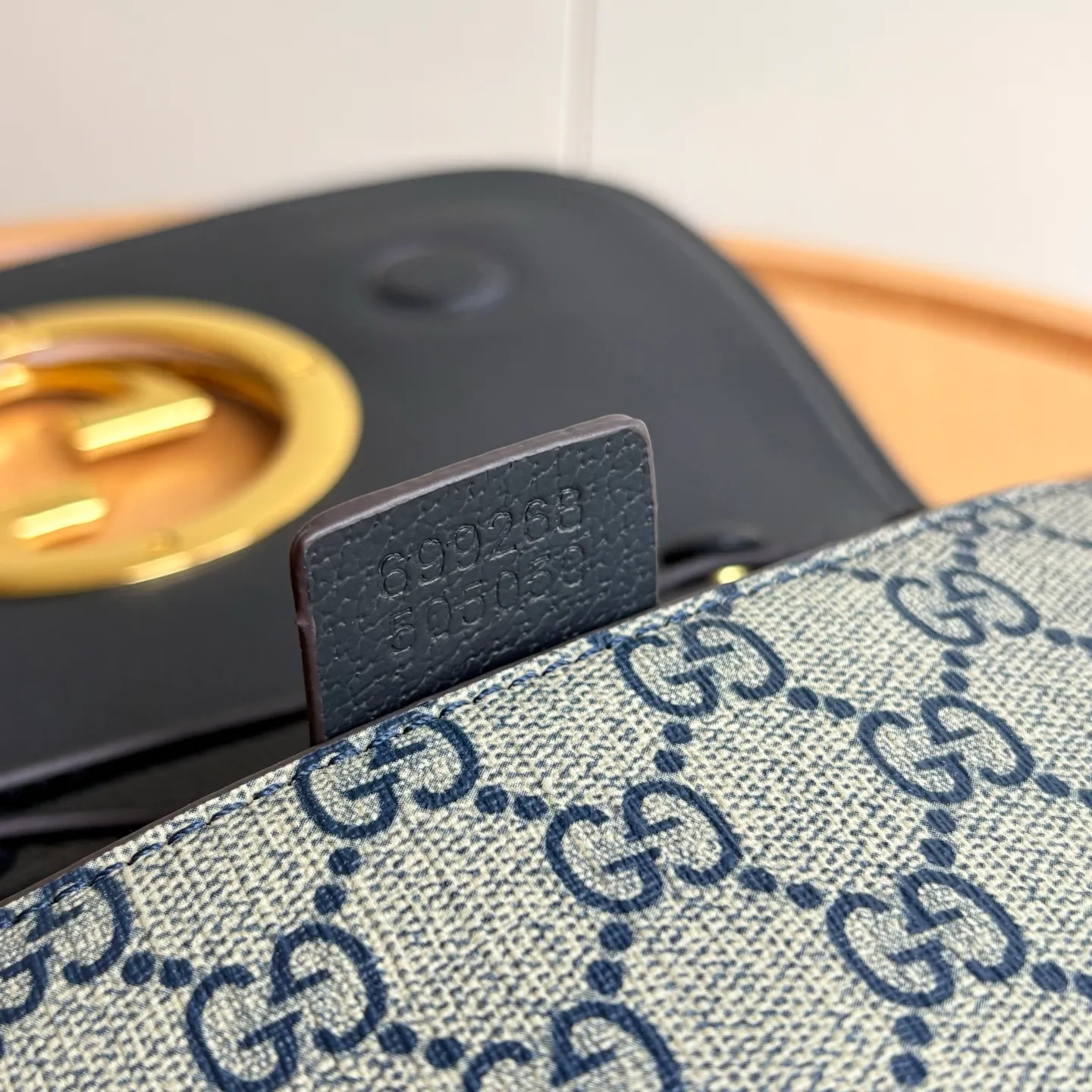 Actual shot #💰360 Style number: 699268 blue gold Size: 28/16/4cm 𝐁𝐥𝐨𝐧𝐝𝐢𝐞 series shoulder bag canvas. Retro elements meet archive details, paying tribute to the charming fashion that permeated the "March of Love" fashion show. This shoulder bag is made of GG Supreme canvas with a delicate chain strap design, exuding a classic and timeless elegance. The round structure pays homage to the collection's charm with a renewed style, and the historic Guccio Gucci monogram enhances the style of the entire piece.
