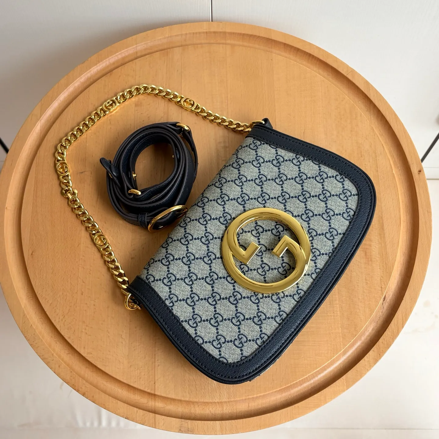 Actual shot #💰360 Style number: 699268 blue gold Size: 28/16/4cm 𝐁𝐥𝐨𝐧𝐝𝐢𝐞 series shoulder bag canvas. Retro elements meet archive details, paying tribute to the charming fashion that permeated the "March of Love" fashion show. This shoulder bag is made of GG Supreme canvas with a delicate chain strap design, exuding a classic and timeless elegance. The round structure pays homage to the collection's charm with a renewed style, and the historic Guccio Gucci monogram enhances the style of the entire piece.