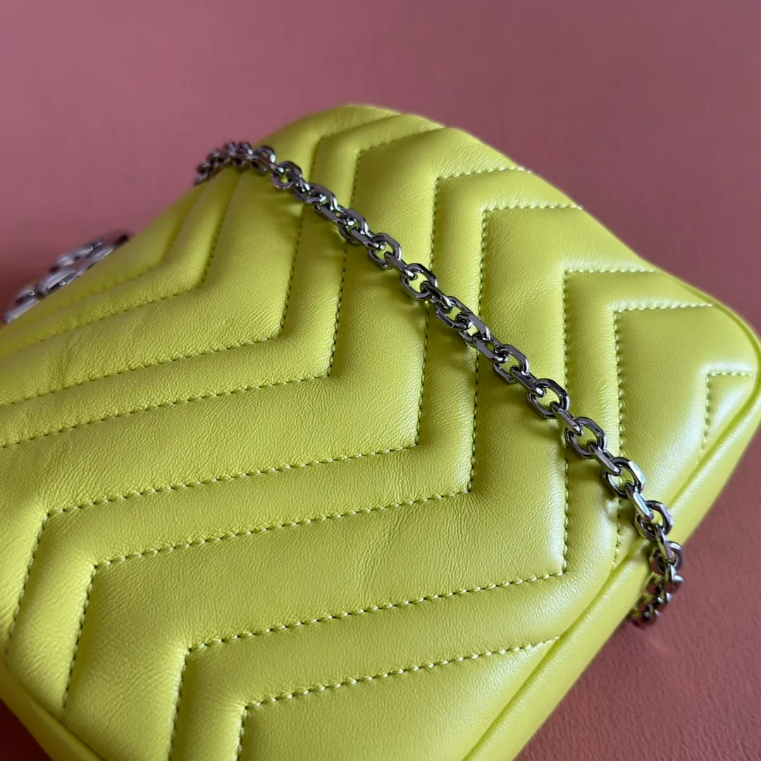 p900💋💋💋【Original leather configuration counter complete package】The brand's iconic GG Marmont series is ingeniously integrated with double G-shaped accessories and faceted chain straps, and soft leather is selected to create a soft-lined bag shape. This mini bag is embellished with the brand's archive logo, which debuted in the 1970s. Black V-shaped Matelassé sheepskin. Silver-tone hardware. Silver-tone hardware. Double G. Chain shoulder strap (60 cm high). Magnetic snap closure. Weight: approx. 0.35 kg. Ident number: 841290. Dimensions: 16.5cm (width) x 9.5cm (height) x 4.5cm (depth) Color: Yellow full leather/original leather. Made in Italy