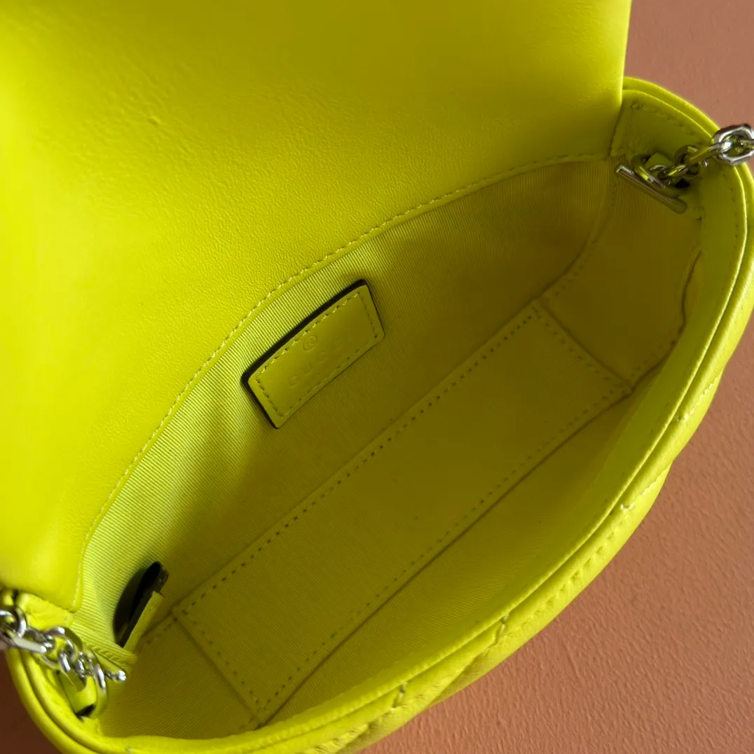 p900💋💋💋【Original leather configuration counter complete package】The brand's iconic GG Marmont series is ingeniously integrated with double G-shaped accessories and faceted chain straps, and soft leather is selected to create a soft-lined bag shape. This mini bag is embellished with the brand's archive logo, which debuted in the 1970s. Black V-shaped Matelassé sheepskin. Silver-tone hardware. Silver-tone hardware. Double G. Chain shoulder strap (60 cm high). Magnetic snap closure. Weight: approx. 0.35 kg. Ident number: 841290. Dimensions: 16.5cm (width) x 9.5cm (height) x 4.5cm (depth) Color: Yellow full leather/original leather. Made in Italy