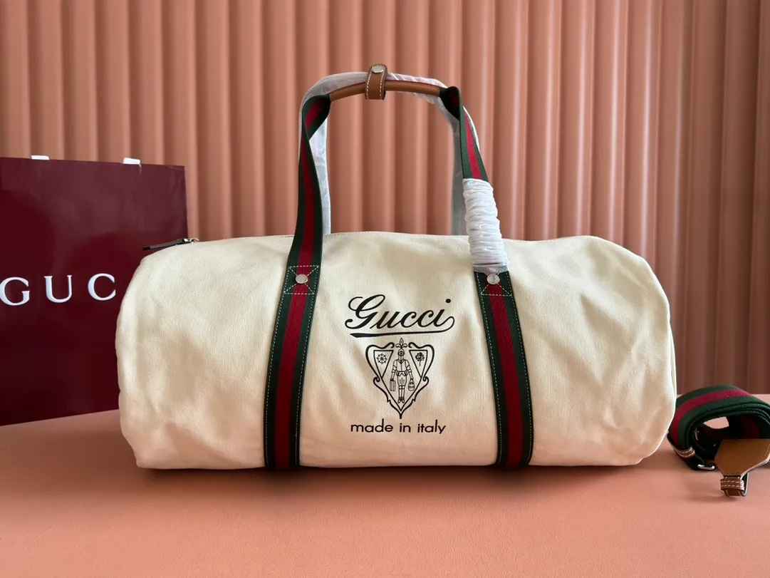 p1060. 💋💋💋"With a complete set of original counter gift bag packaging"💕[New Product] With the theme of freedom, vitality and community, the 2025 spring and summer series has newly presented a variety of travel items and men's bags, adding more fun to travel and exploration. This canvas travel bag features embellished stitching at the top, tonal leather piping and a 'Gucci Made in Italy' badge printed on the front. Off-white canvas Off-white leather trim "Gucci Made in Italy" and badge print Red and blue web Interior: 1 side handle Handle height: 24 cm Adjustable web canvas shoulder strap (55 cm high); length adjustable from 82 cm to 138 cm Zip closure Ident: 816866. Dimensions: 54cm (W) x 24cm (H) x 24cm (D) Weight: Approx. 0.985kg Colour: Off-white canvas. Made in Italy
