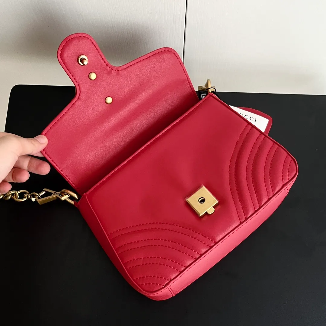 Actual shot #💰320 Style number: 547260 Size: 21*15.5*8cm GG Marmont mini messenger bag is still in the limelight this year. The iconic double G logo carries Gucci’s literary and romantic story. The new mini series is a vivid interpretation of retro and gorgeousness. It is so cute ~ Hand-held ✅ One-shoulder ✅ Cross-body ✅