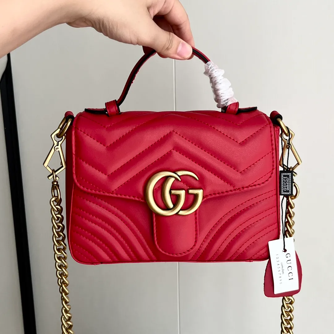 Actual shot #💰320 Style number: 547260 Size: 21*15.5*8cm GG Marmont mini messenger bag is still in the limelight this year. The iconic double G logo carries Gucci’s literary and romantic story. The new mini series is a vivid interpretation of retro and gorgeousness. It is so cute ~ Hand-held ✅ One-shoulder ✅ Cross-body ✅