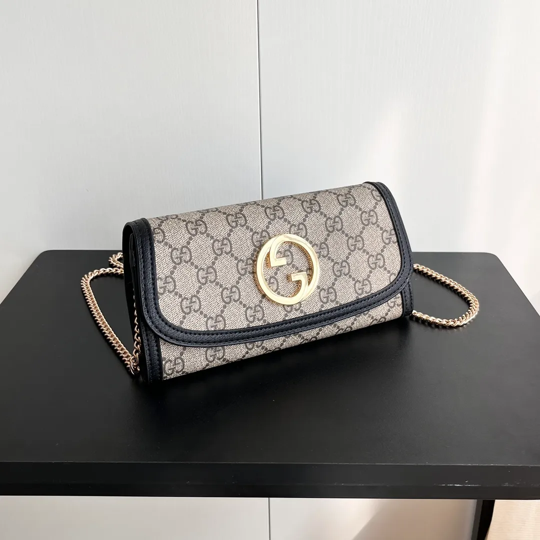 Actual shot #💰290 Model: 725215 Comes with box Size: 21x10.5cm I fell in love with Gucci Blondie at first sight. Second-hand bags have always been my favorite. They are super popular now, mainly because they are so beautiful! It can be worn as an armpit bag or as a cross-body carry. Depending on your mood, I find it very retro, fashionable and fascinating to carry it either way! Many colors to choose from, running quantity models