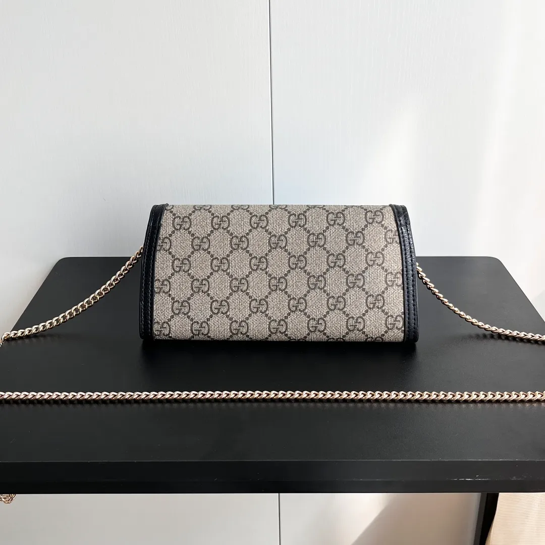 Actual shot #💰290 Model: 725215 Comes with box Size: 21x10.5cm I fell in love with Gucci Blondie at first sight. Second-hand bags have always been my favorite. They are super popular now, mainly because they are so beautiful! It can be worn as an armpit bag or as a cross-body carry. Depending on your mood, I find it very retro, fashionable and fascinating to carry it either way! Many colors to choose from, running quantity models