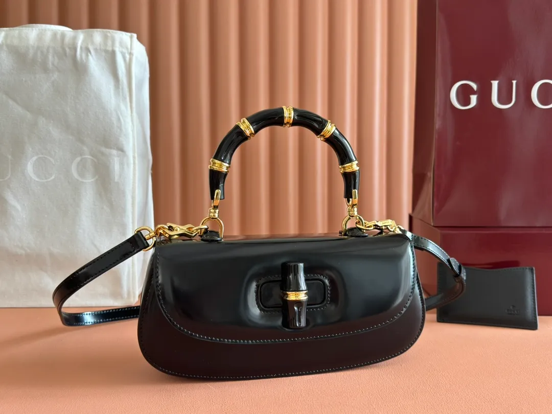 p1680. 💋💋💋 Equipped with full counter packaging [New Product] This small handbag reinterprets the iconic bamboo-shaped accessories with resin and brass details, adding another dazzling masterpiece to the 2025 spring and summer series. The Gucci Bamboo Diva tote adds a pop of color to any look. White glossy buffed leather Resin and brass bamboo hardware Three-level articulated compartments White leather lining Interior: One zippered pocket and a mirror with removable pocket Handle height 10cm Removable and adjustable leather shoulder strap (50cm high); length adjustable between 100cm and 116cm Bamboo lock Model number: 827750 Dimensions: 26.6cm (width) x 13cm (h) x 8 cm (depth) Weight: about 0.9 kg Color: gram full leather/original leather. Made in Italy