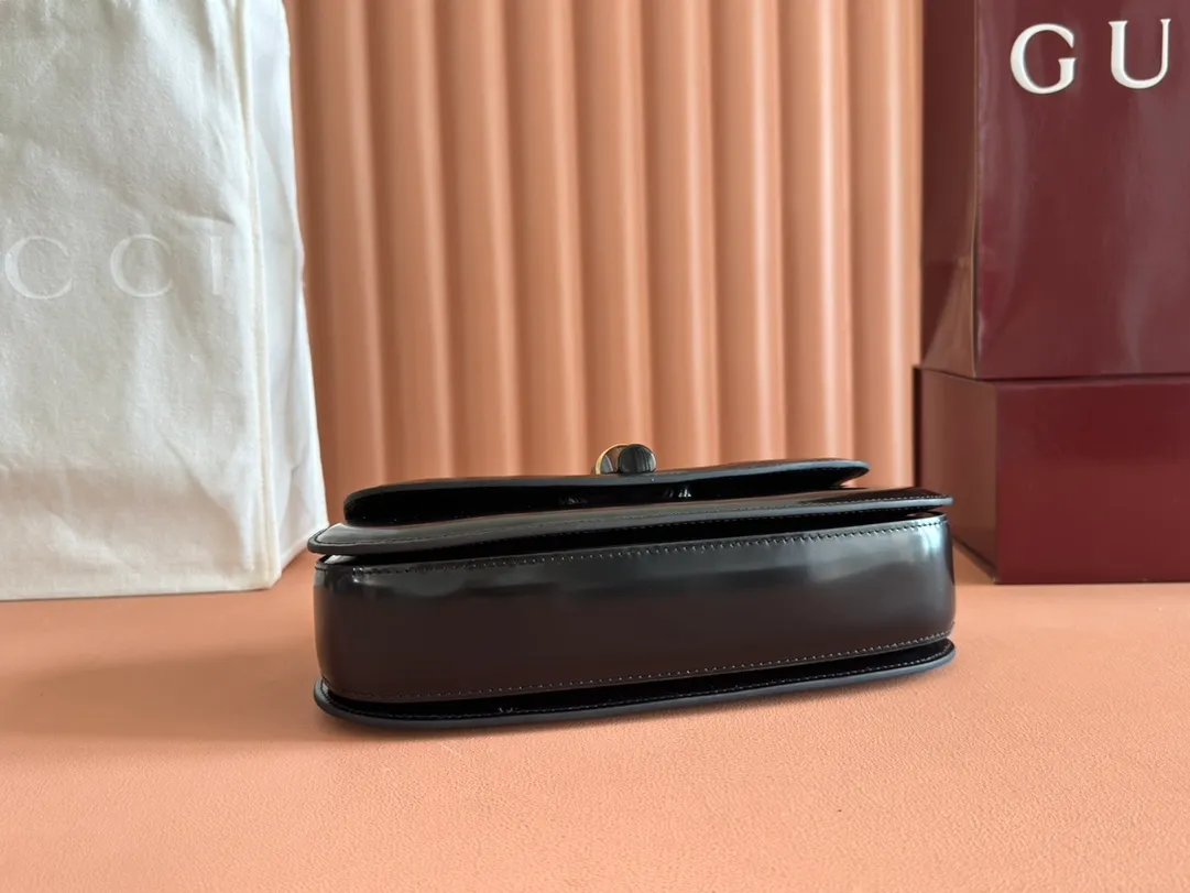 p1680. 💋💋💋 Equipped with full counter packaging [New Product] This small handbag reinterprets the iconic bamboo-shaped accessories with resin and brass details, adding another dazzling masterpiece to the 2025 spring and summer series. The Gucci Bamboo Diva tote adds a pop of color to any look. White glossy buffed leather Resin and brass bamboo hardware Three-level articulated compartments White leather lining Interior: One zippered pocket and a mirror with removable pocket Handle height 10cm Removable and adjustable leather shoulder strap (50cm high); length adjustable between 100cm and 116cm Bamboo lock Model number: 827750 Dimensions: 26.6cm (width) x 13cm (h) x 8 cm (depth) Weight: about 0.9 kg Color: gram full leather/original leather. Made in Italy