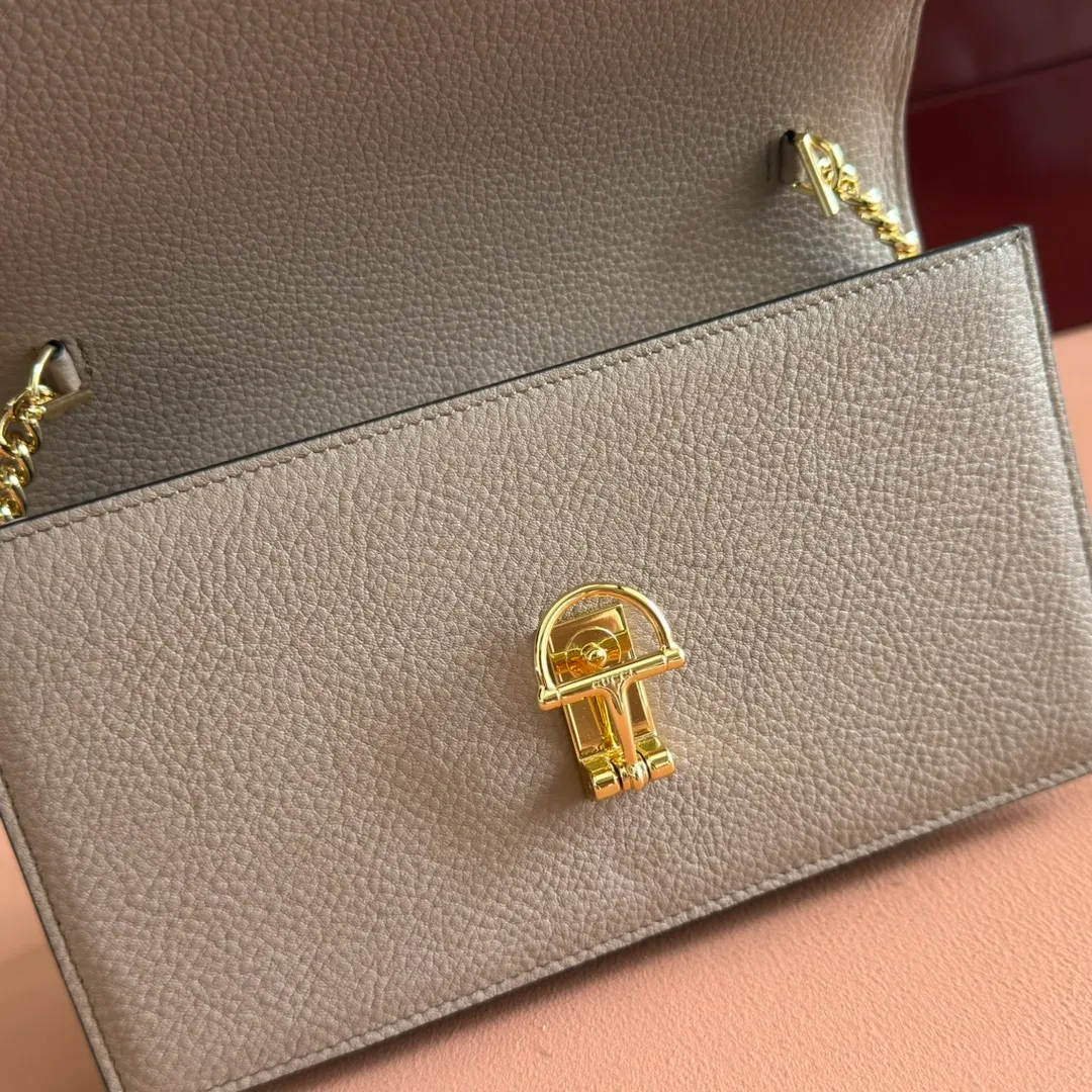p720💋💋💋"With full set of original counter packaging" [New product] This Gucci Softbit series shoulder bag is ingeniously integrated with the brand's classic equestrian style accessories in the shape of a large half-horse bit. Black grained cow leather. Light gold-tone hardware. Black microfiber lining. Half horsebit buckle. Ident.: 837373. Dimensions: 20x13x6cm.