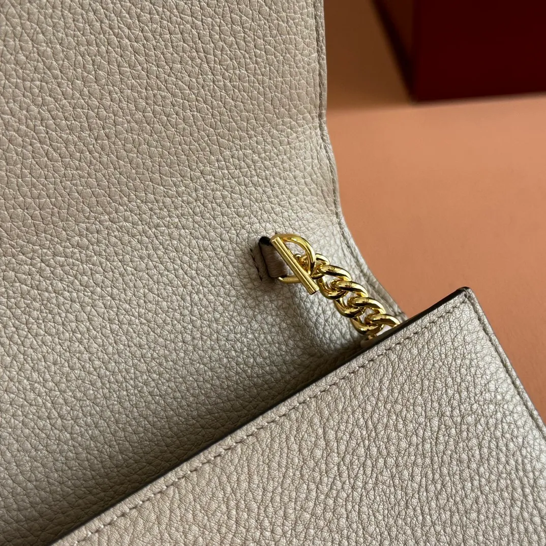 p720💋💋💋"With full set of original counter packaging" [New product] This Gucci Softbit series shoulder bag is ingeniously integrated with the brand's classic equestrian style accessories in the shape of a large half-horse bit. Black grained cow leather. Light gold-tone hardware. Black microfiber lining. Half horsebit buckle. Ident.: 837373. Dimensions: 20x13x6cm.