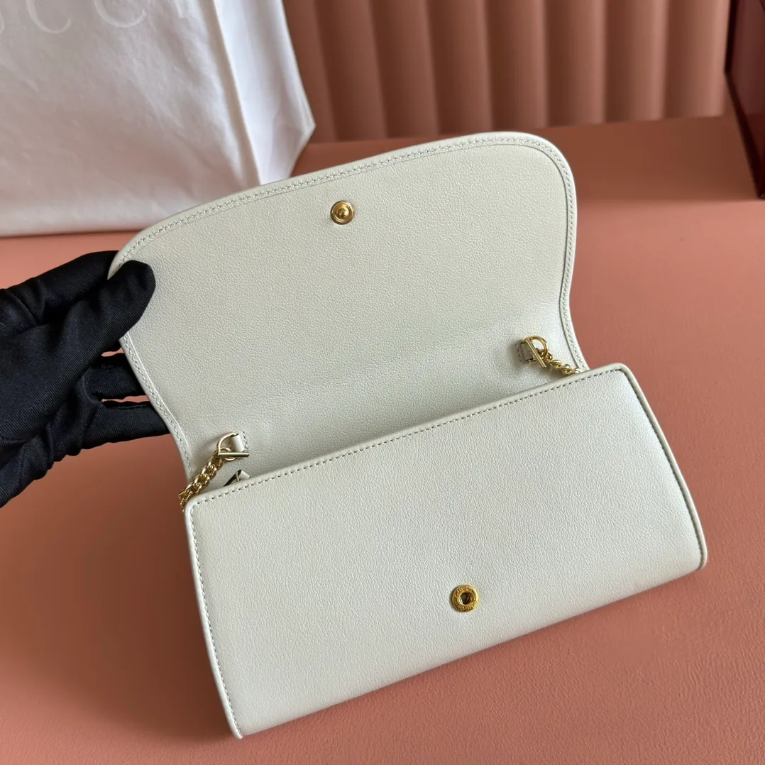 p780. 📣📣📣【Original leather with 🌈Full set of counter packaging】🔥🔥Details of how to carry the chain bag (with full hardware chain) Gucci Blondie interlocking black (original leather) I love it at first sight, I have been waiting for this new style for a long time!! I personally like it very much, second-hand bags have always been my favorite 🍠It is super popular now, mainly because it is really good-looking! It’s really great to get it. The hardware and leather texture are very heavy and matchable. You can change it anytime and anywhere. It can be carried as an armpit bag or cross-body. Depending on your mood, I can switch between the two carrying methods. I think it is very retro, fashionable and fascinating! Among the many styles recently, this is the only item that makes me excited. Model: 725215. Dimensions: 21x10.5cm. Color: white/original leather.