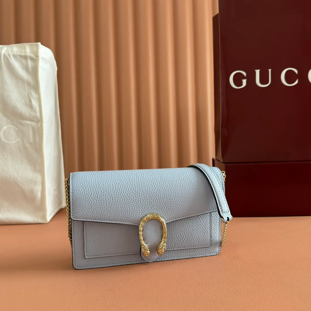 p980. 💋💋💋Original leather configuration counter complete packaging [New product] This Dionysus series chain wallet is crafted from light blue grain leather and cleverly integrated into the double tiger head lock with buttons. The shape is small and exquisite yet elegant, and equipped with a fixed chain shoulder strap, making it a sophisticated bag suitable for day and night. Light blue grained leather Light gold-tone hardware Internal: 6 card compartments, 1 zip pocket External: One flat pocket Double tiger head closure with button Weight: approx. 0.42 kg Model number: 837373. Dimensions: 20cm (width) x 11.5cm (height) x 2.5cm (depth) Color: Blue full leather. Made in Italy