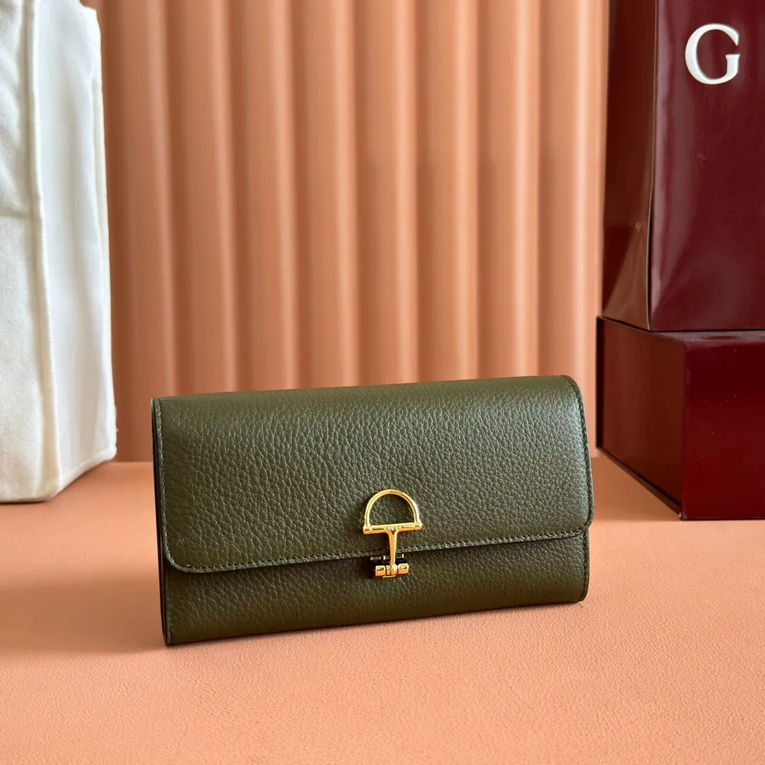 p540. 💋💋💋 Equipped with full counter packaging [New Product] This Gucci Softbit series shoulder bag is ingeniously integrated with the brand's classic equestrian style accessories in the shape of a large half-horse bit. Ankara red grained calfskin. Light gold-tone hardware. Dark brown microfiber lining. Half horsebit buckle. Ident.: 828147. Dimensions: 19x10x3.5cm. Color: green/original leather. Made in Italy
