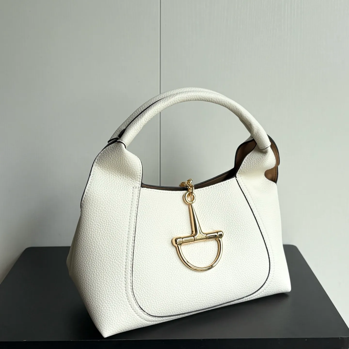 Upgraded version of real shot #💰320 Style number: 837467 milk white Size: 27.5X21X16～ Gucci Softbit series small shoulder bag, ingeniously integrated with the brand's classic equestrian style accessories with half horse bit shape. The handle is 15 cm high and can be opened and closed with a magnetic buckle.