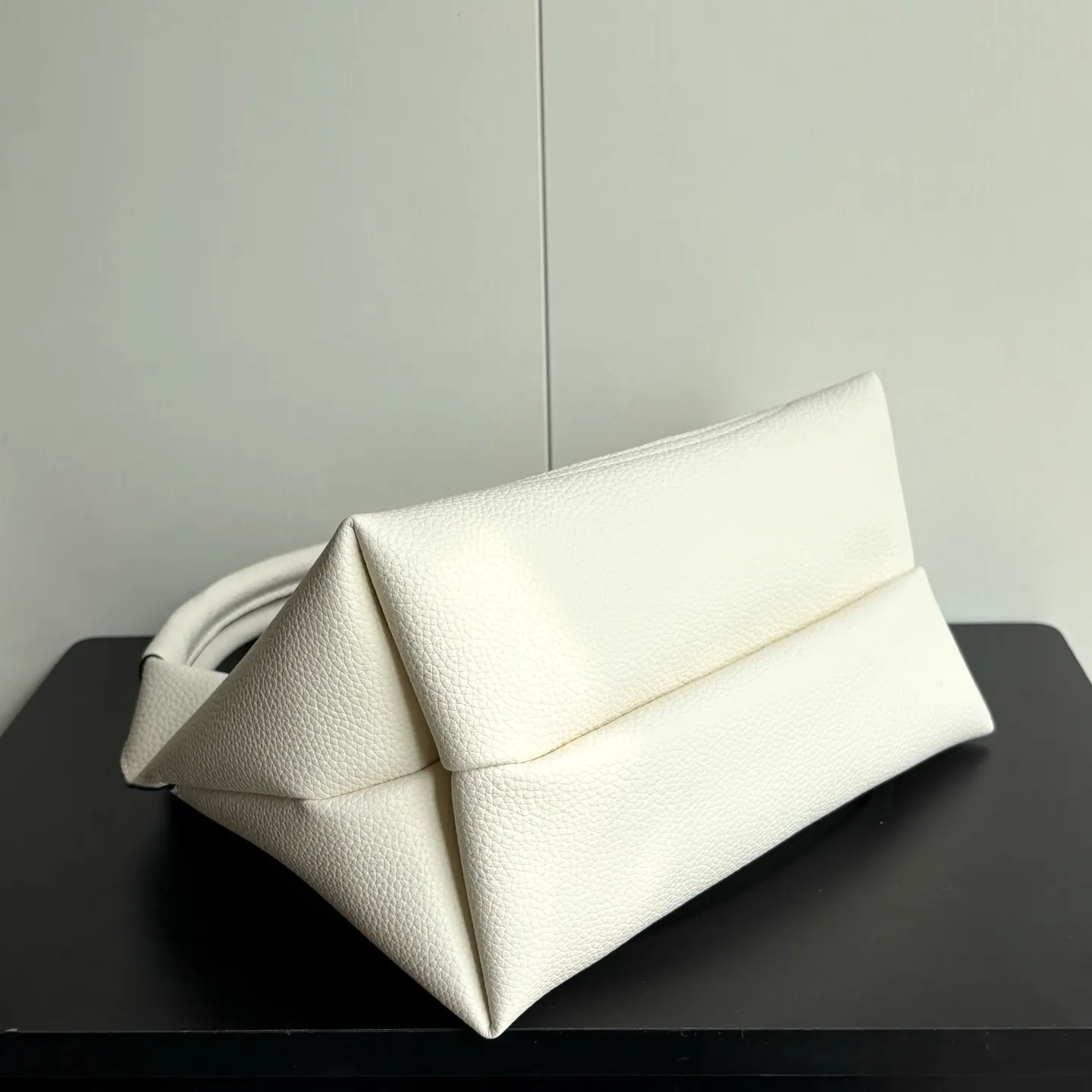 Upgraded version of real shot #💰320 Style number: 837467 milk white Size: 27.5X21X16～ Gucci Softbit series small shoulder bag, ingeniously integrated with the brand's classic equestrian style accessories with half horse bit shape. The handle is 15 cm high and can be opened and closed with a magnetic buckle.